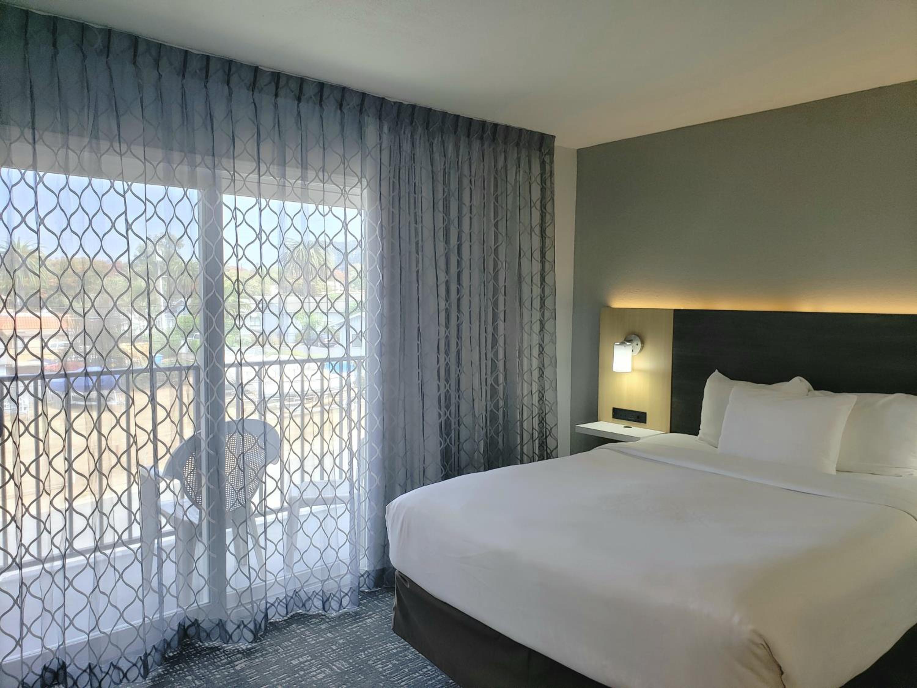 Queen Room photo 2