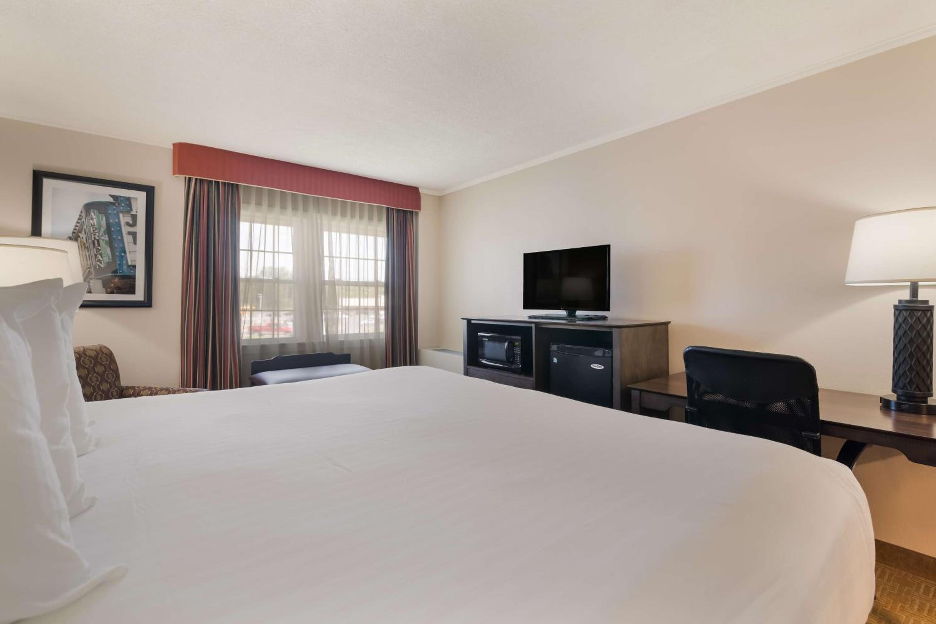 King Room with Balcony - Non-Smoking photo 3
