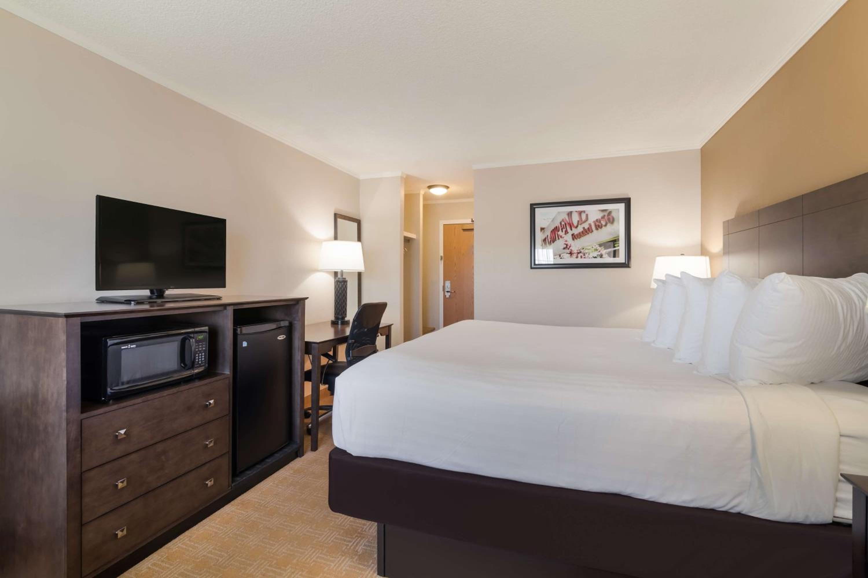 King Room with Balcony - Non-Smoking photo 1