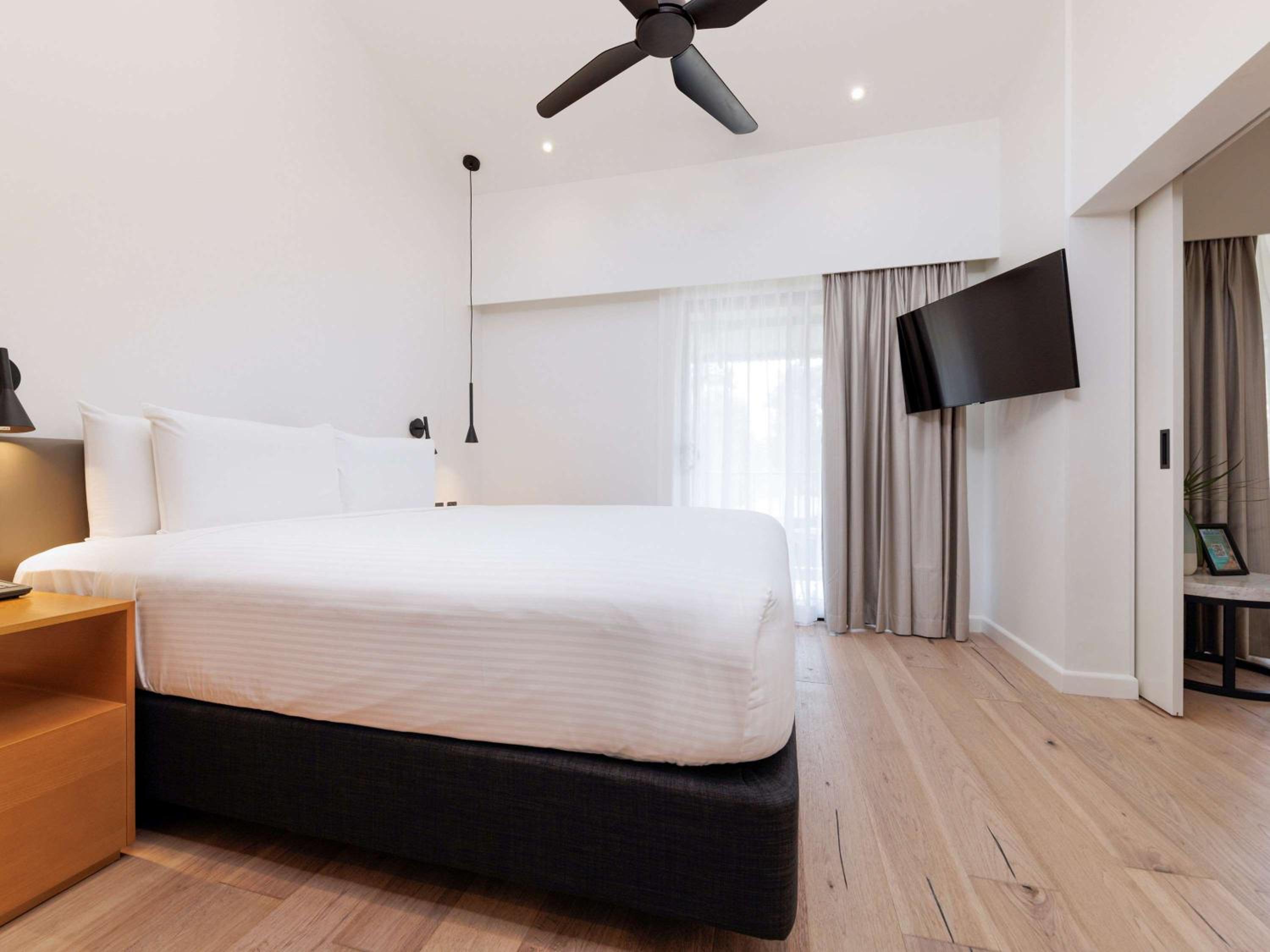 Deluxe King Suite - Photo 6