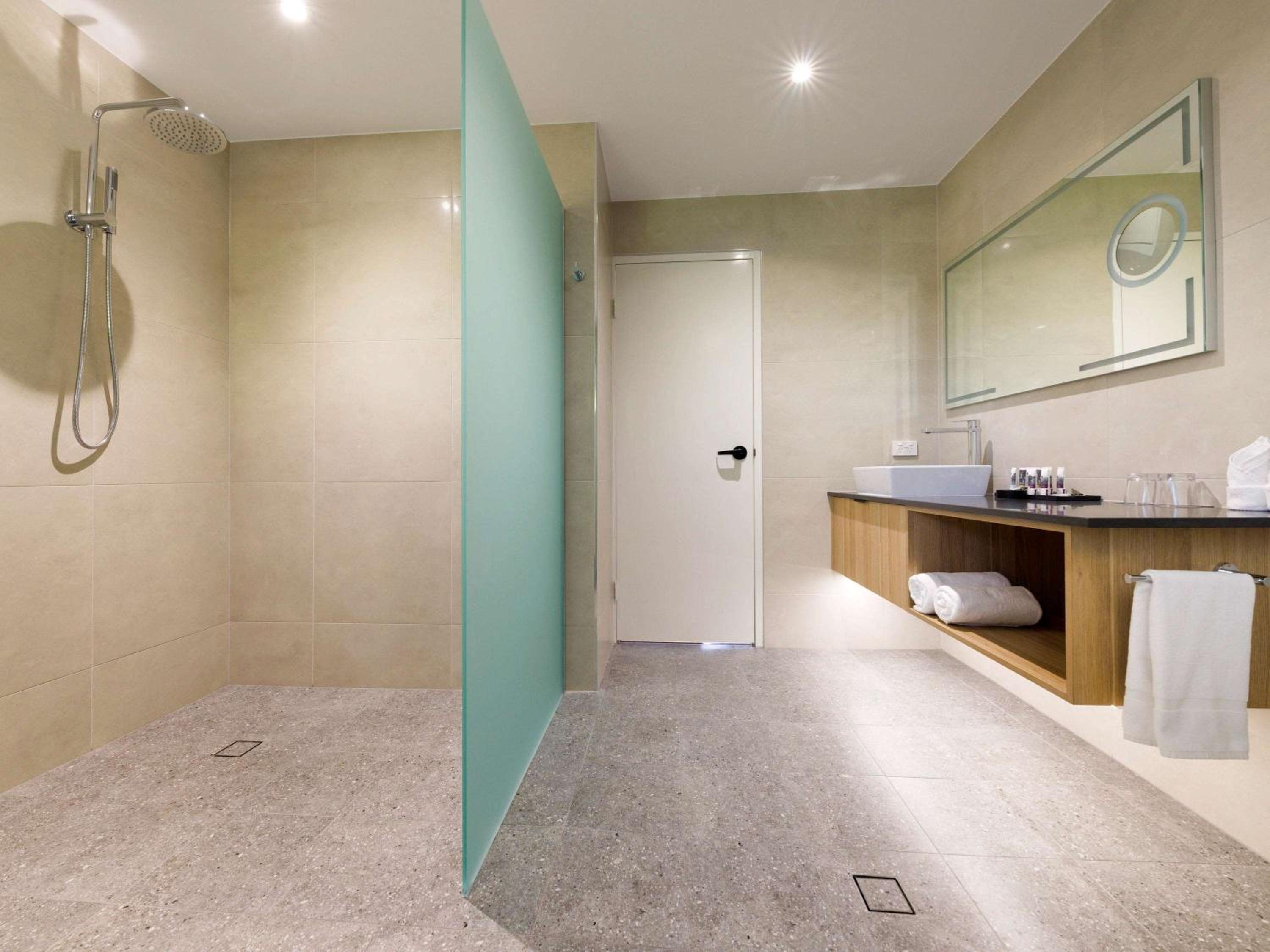 Deluxe King Suite - Photo 5