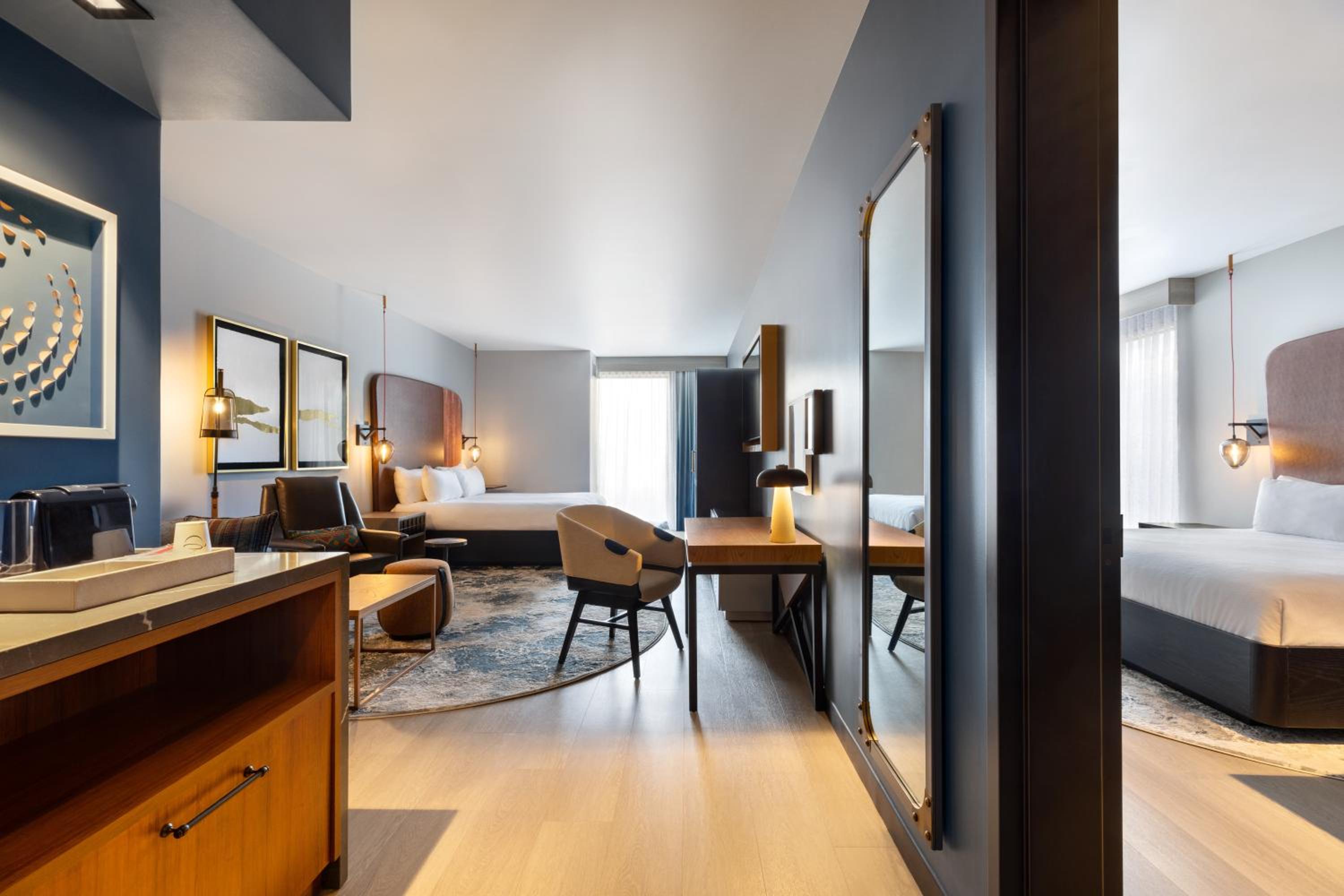 Premium King Room - Photo 4