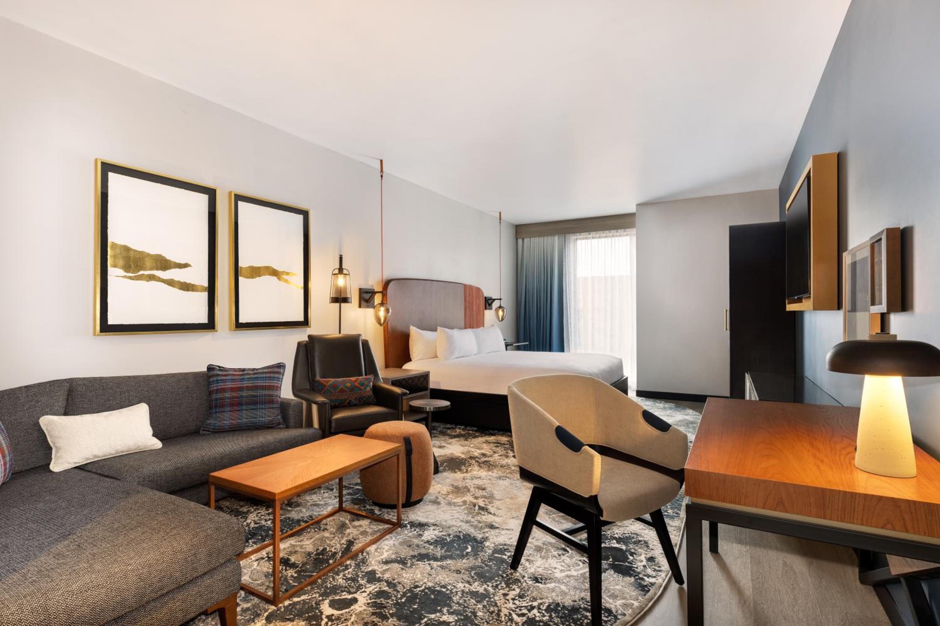 Premium King Room - Photo 5