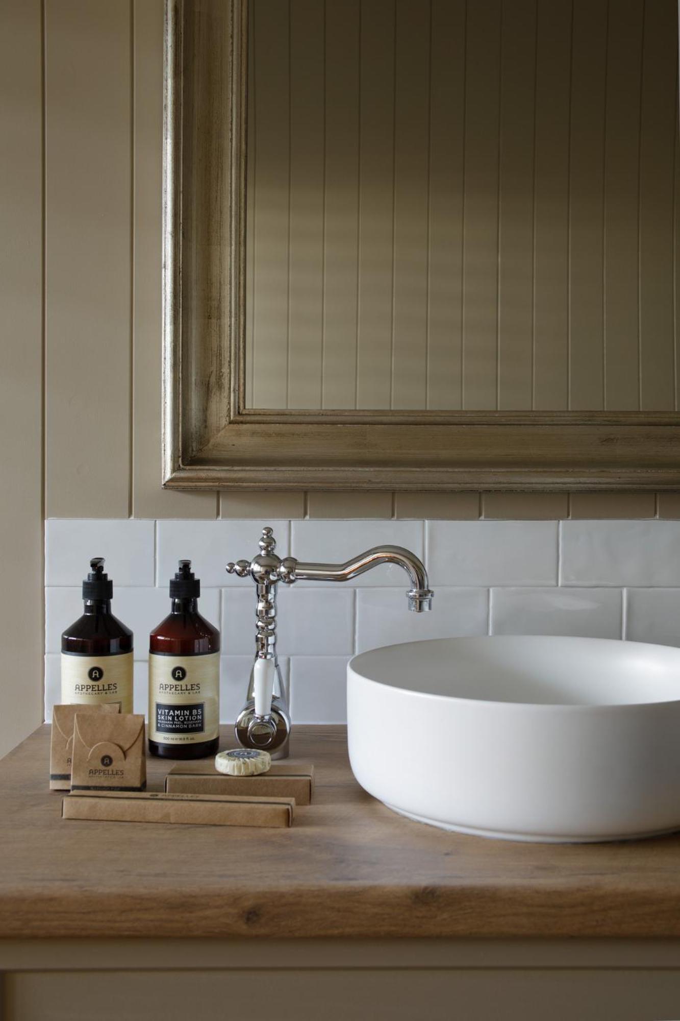 Lodge Bath Suite - Photo 13
