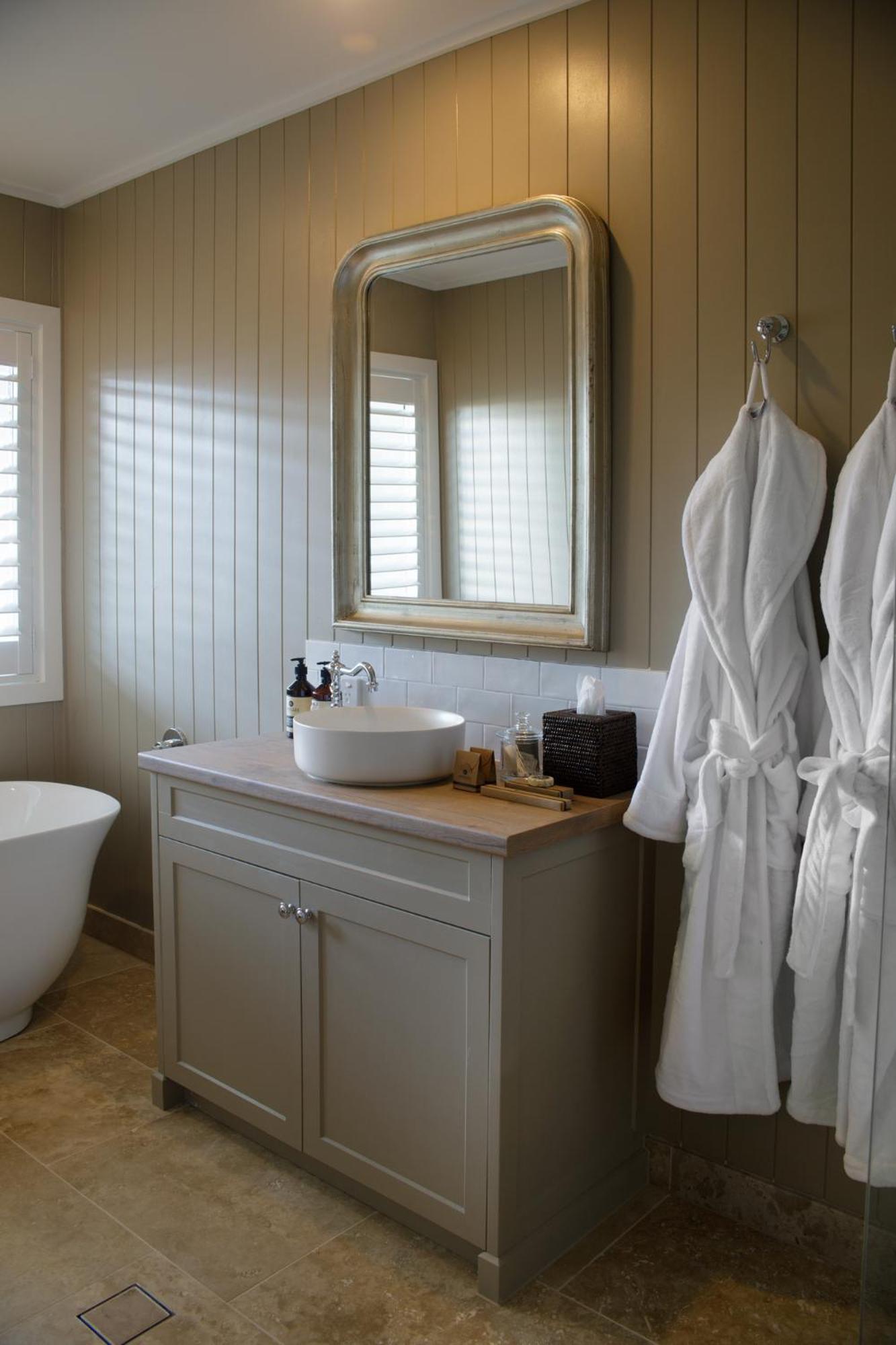 Lodge Bath Suite - Photo 14