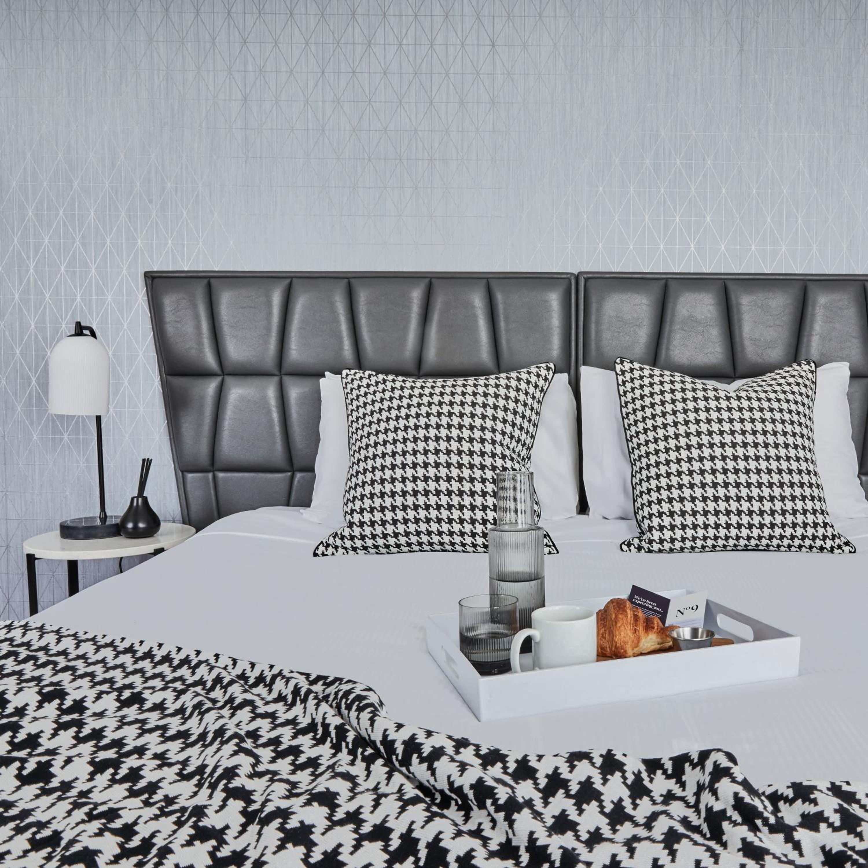 Heritage Queen Room thumbnail 5