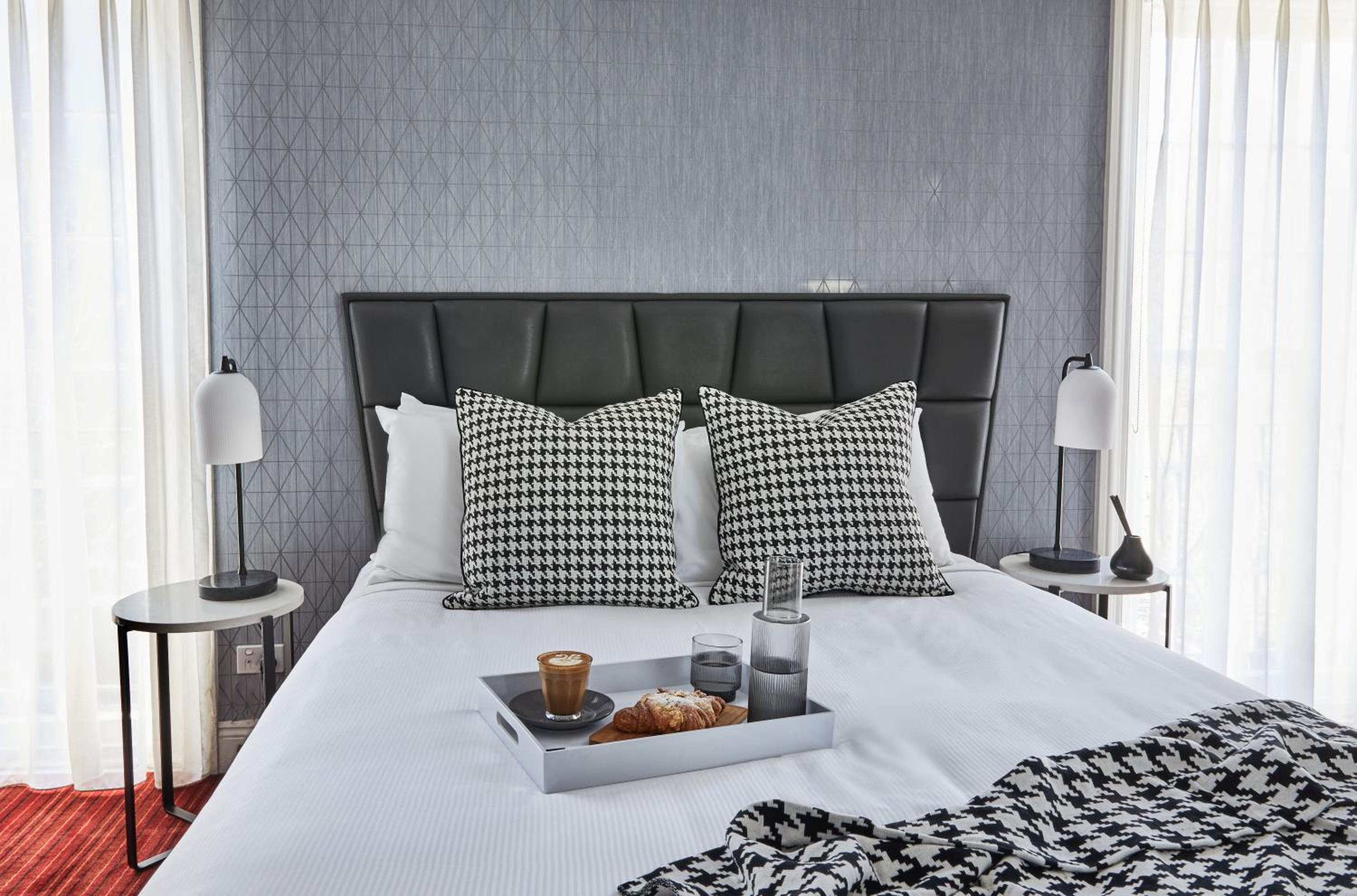 Deluxe Double Room thumbnail 5