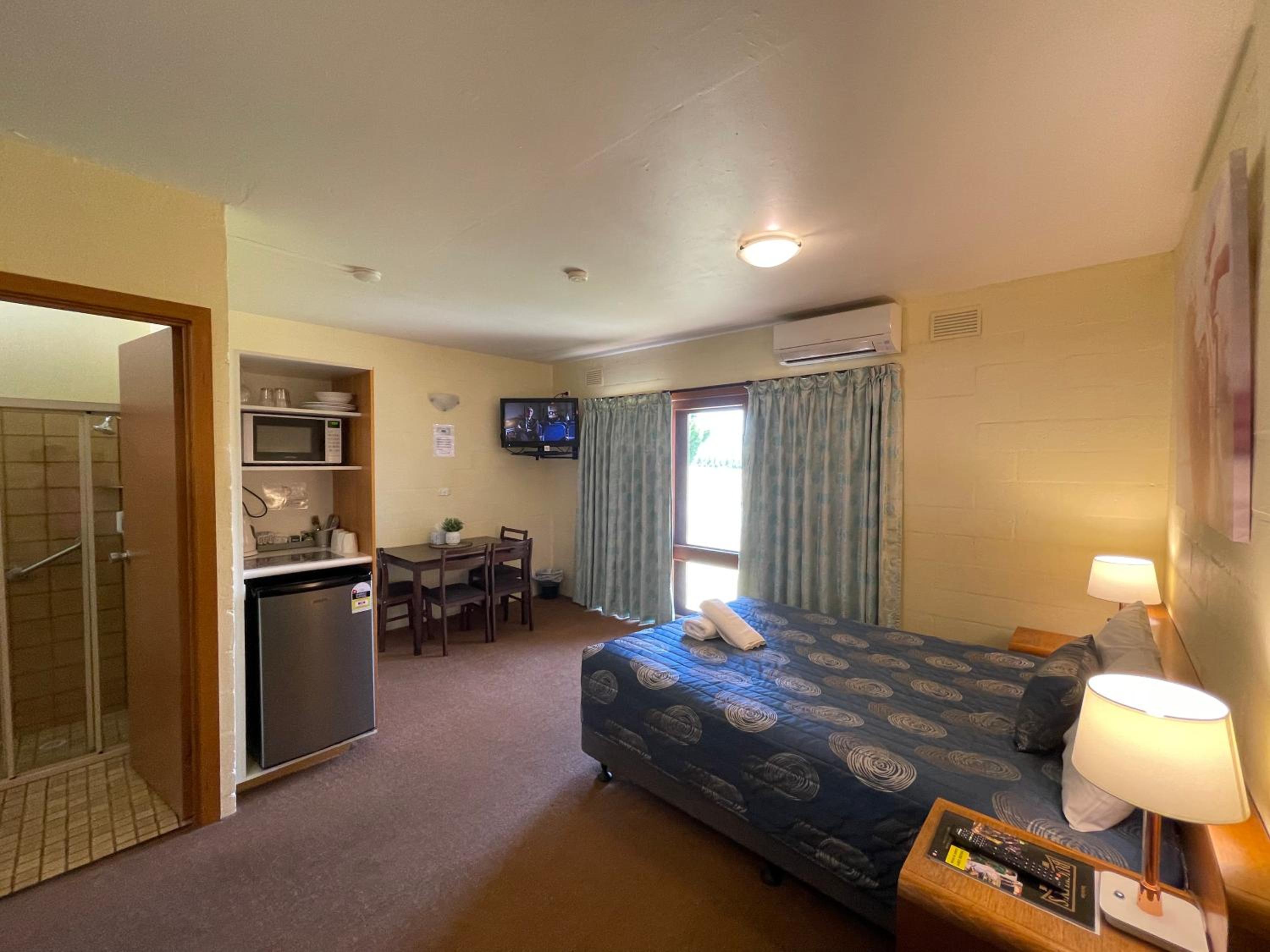 Family Room with Mountain View photo 1