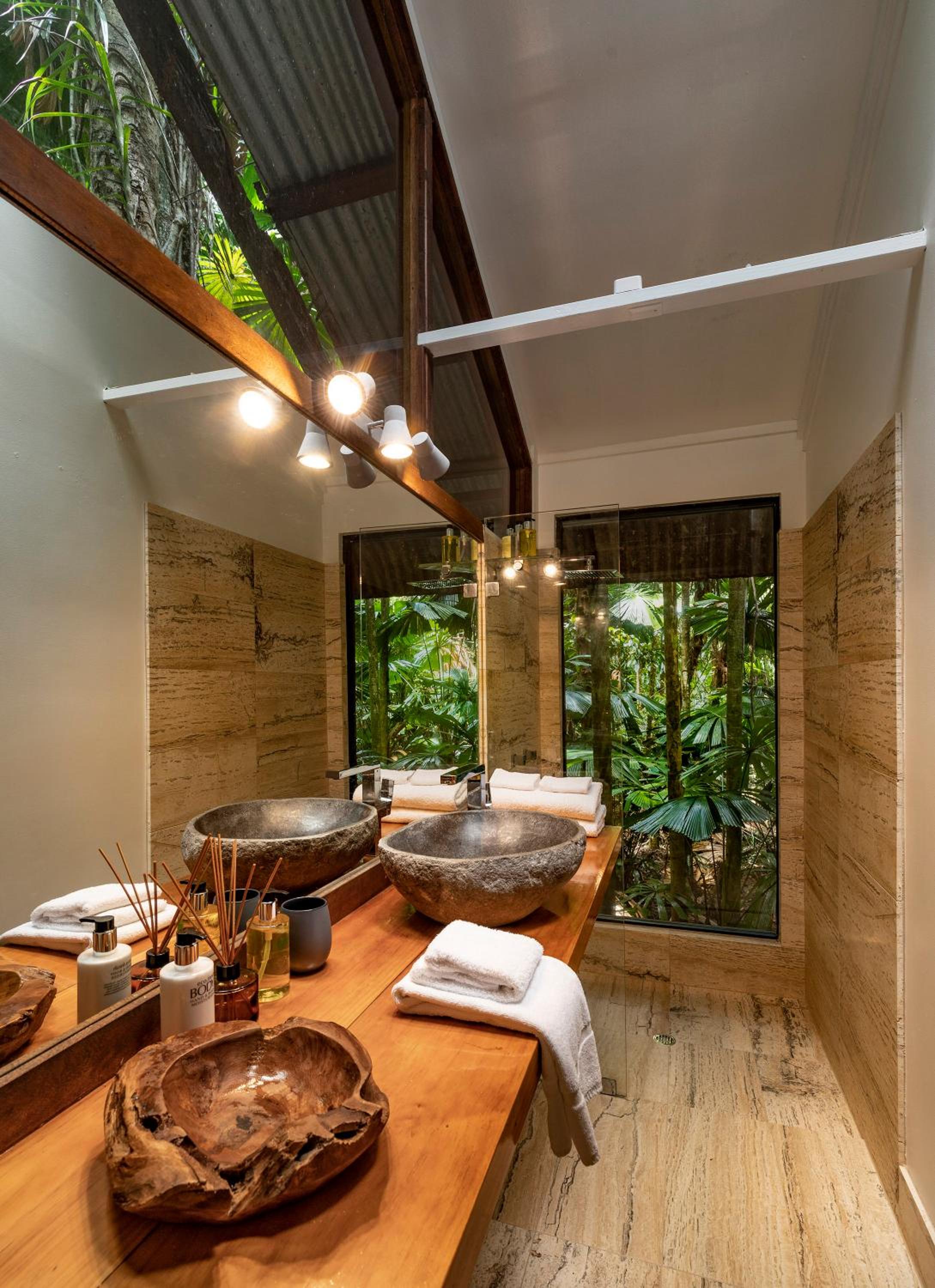 Rainforest Cabin with Balcony photo 3