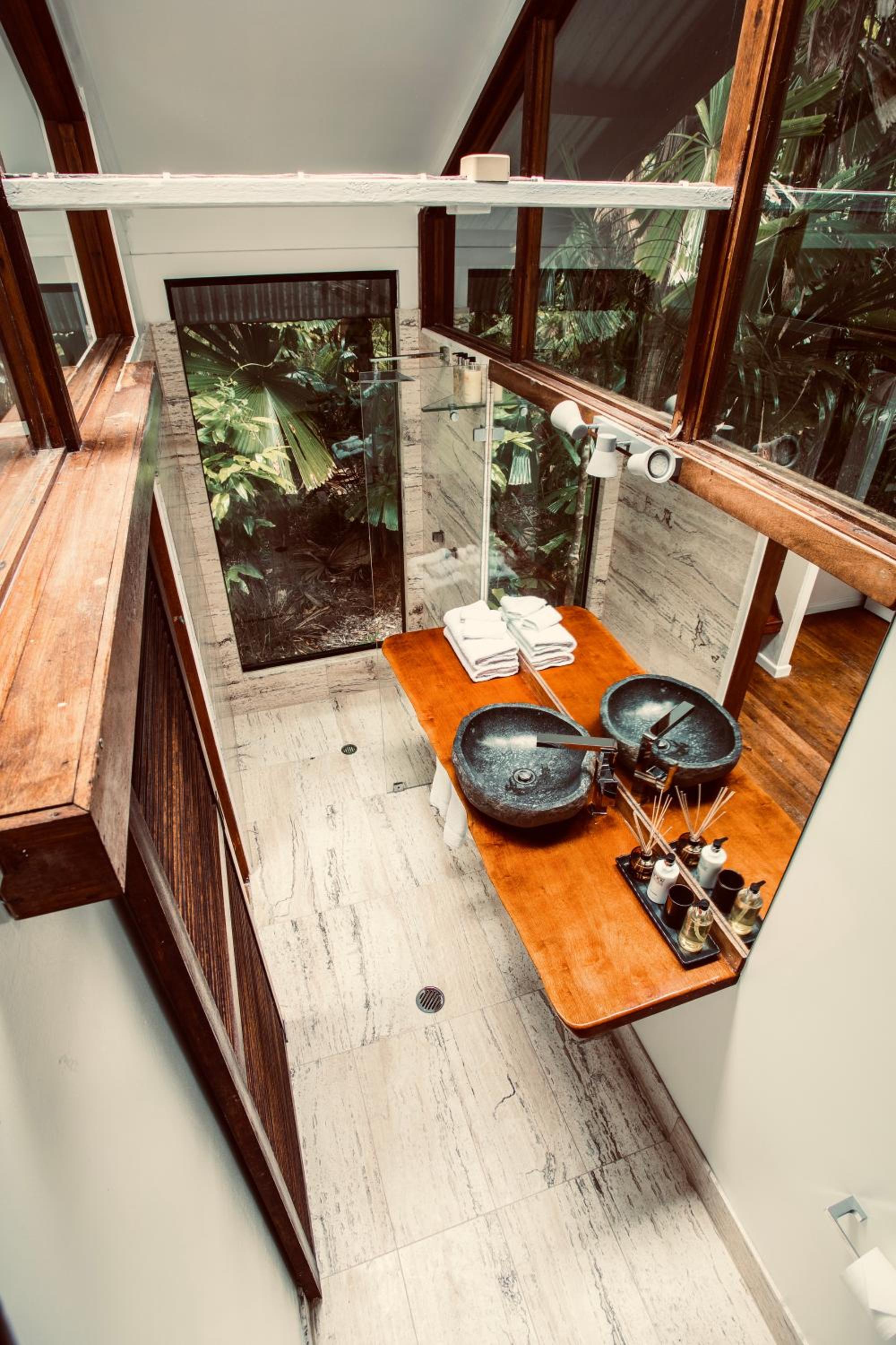 Rainforest Cabin with Balcony photo 2