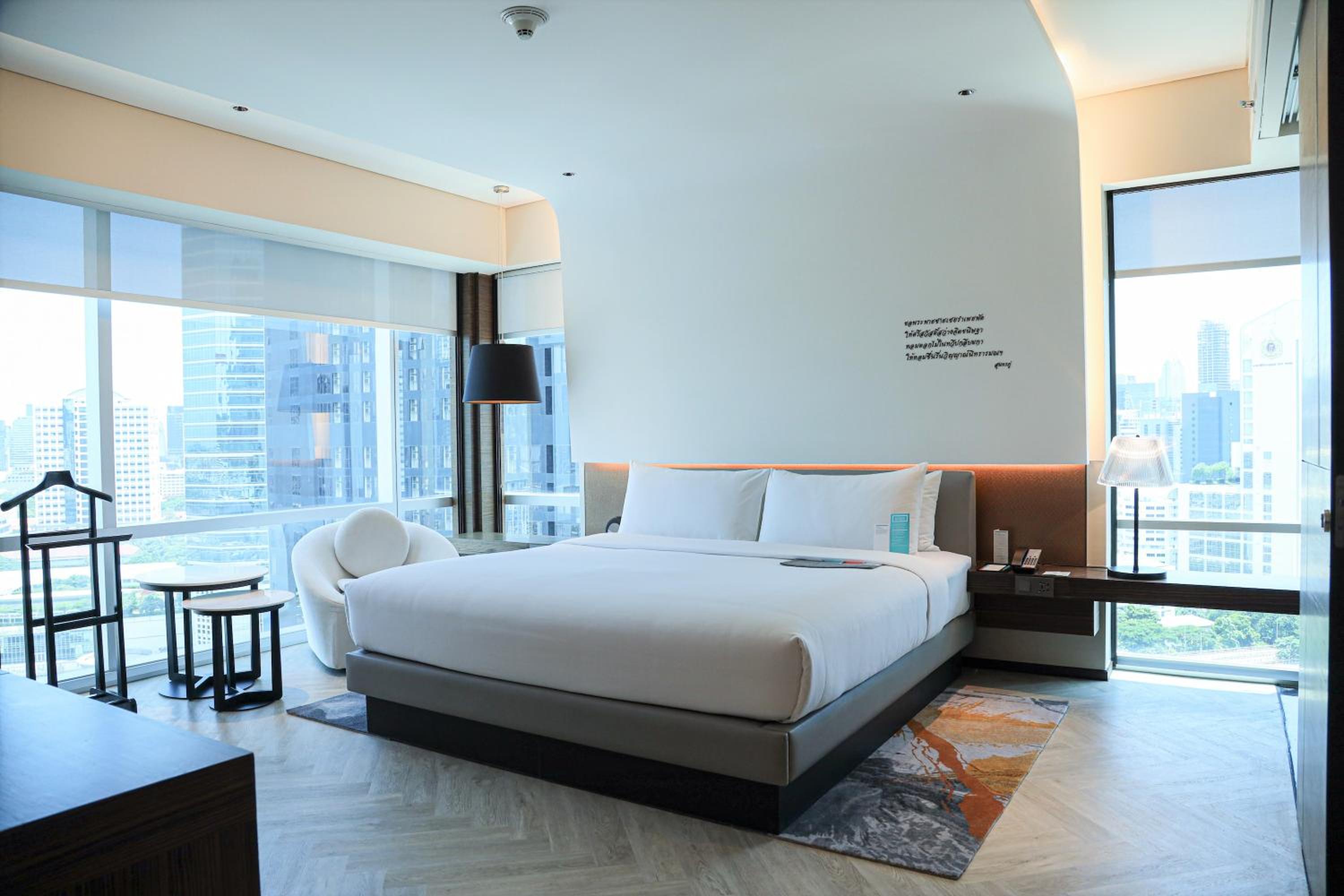 Suite, 1 King, Corner room