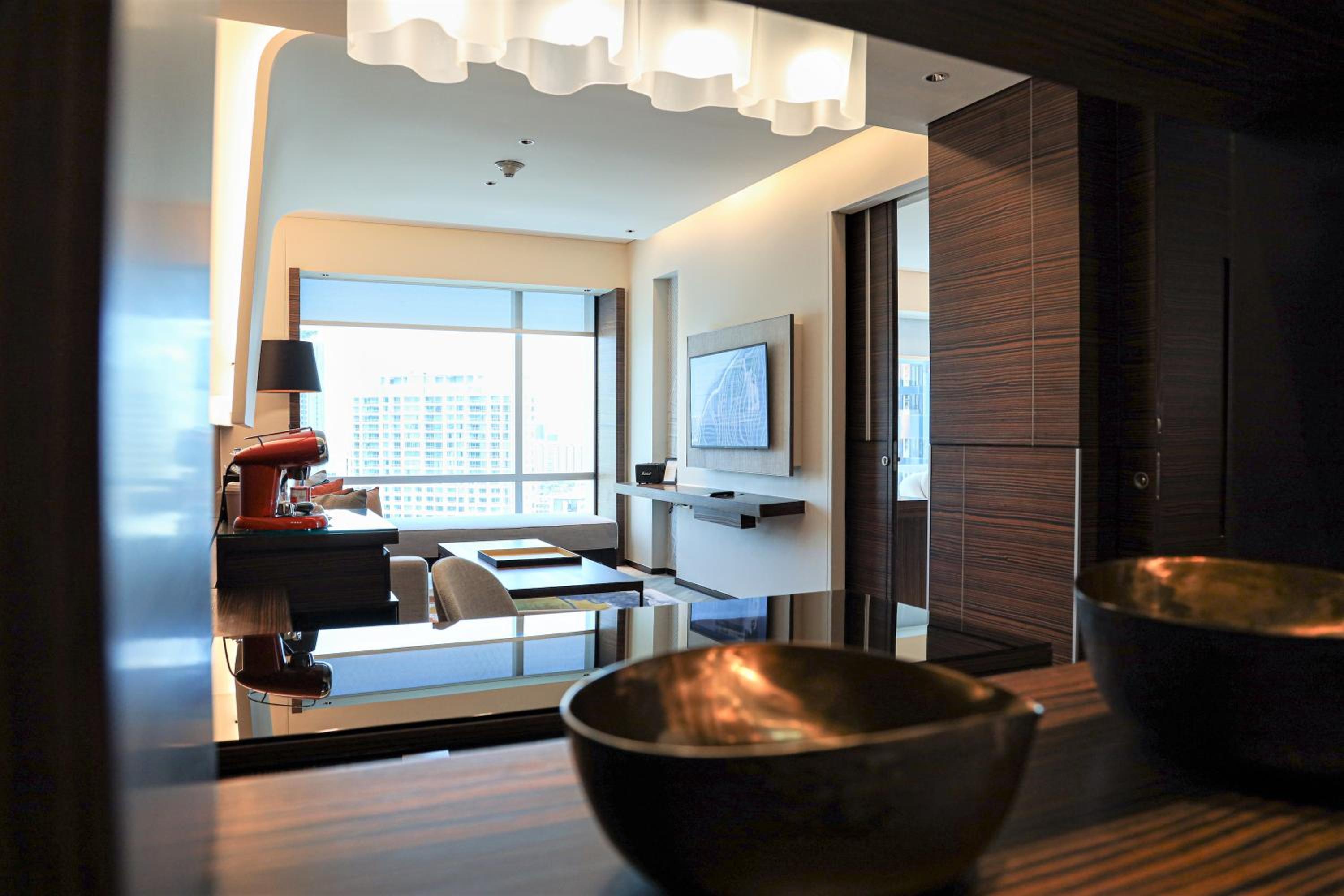 Suite, 1 King, Corner room thumbnail 6