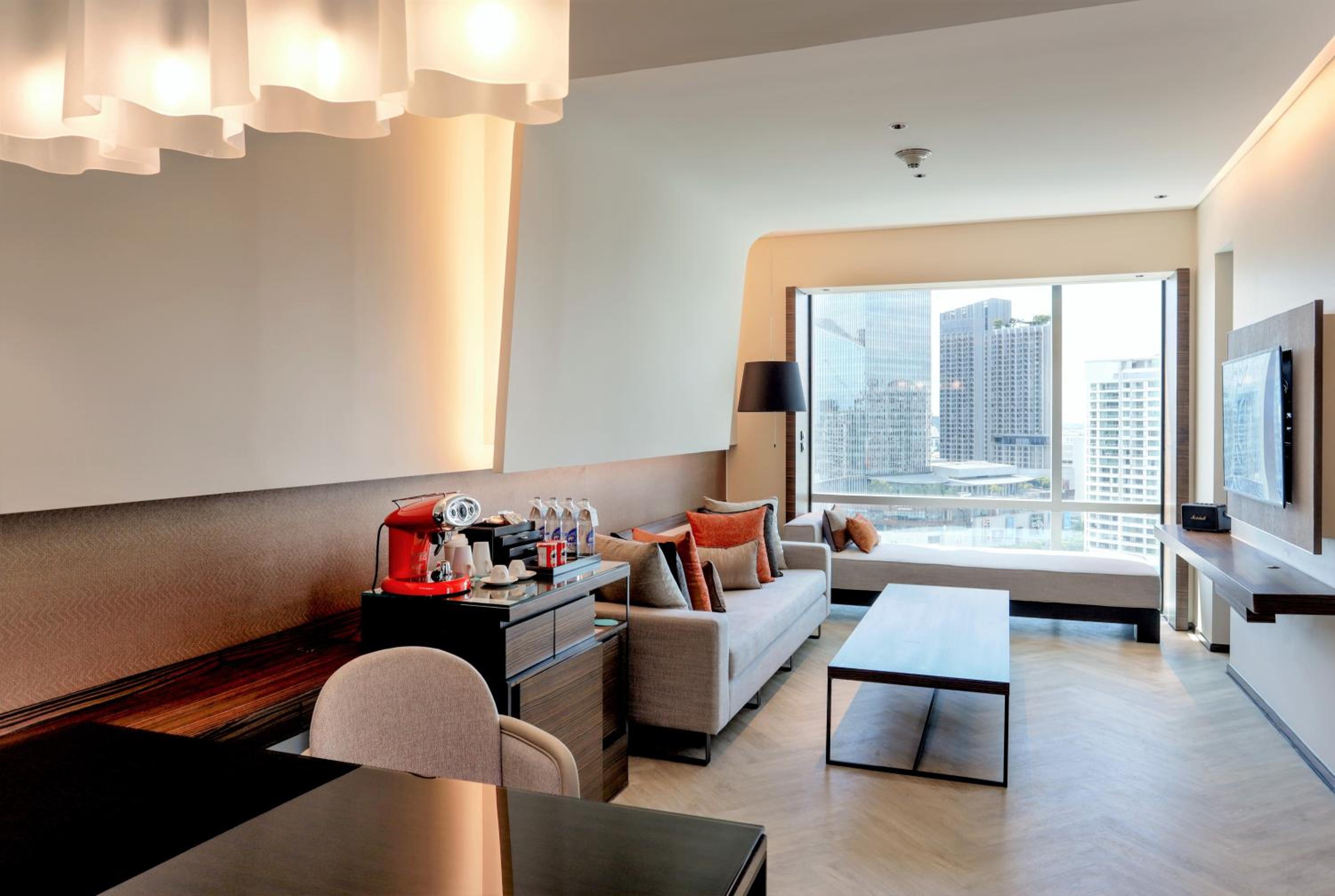 Suite, 1 King, Corner room
