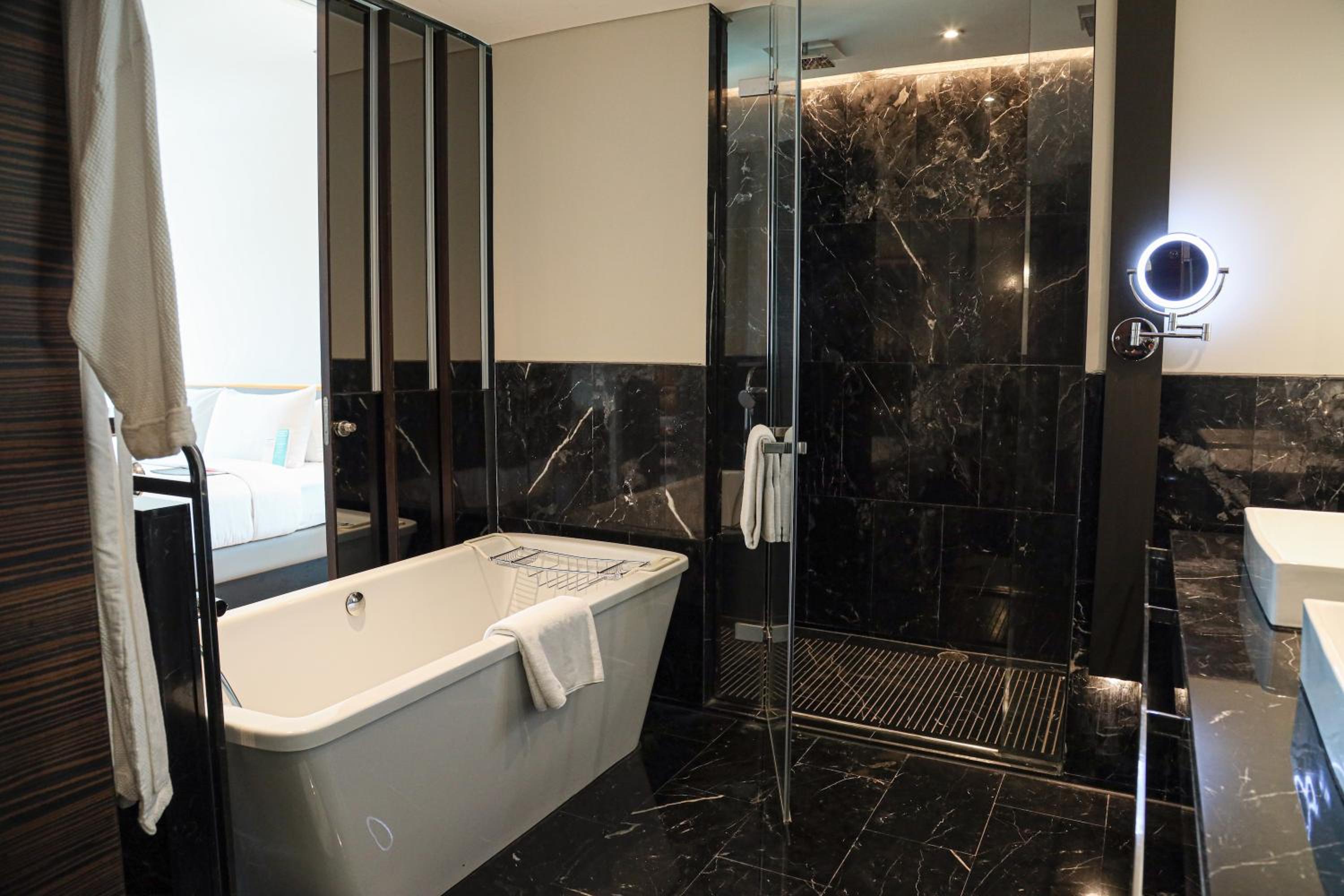 Suite, 1 King, Corner room