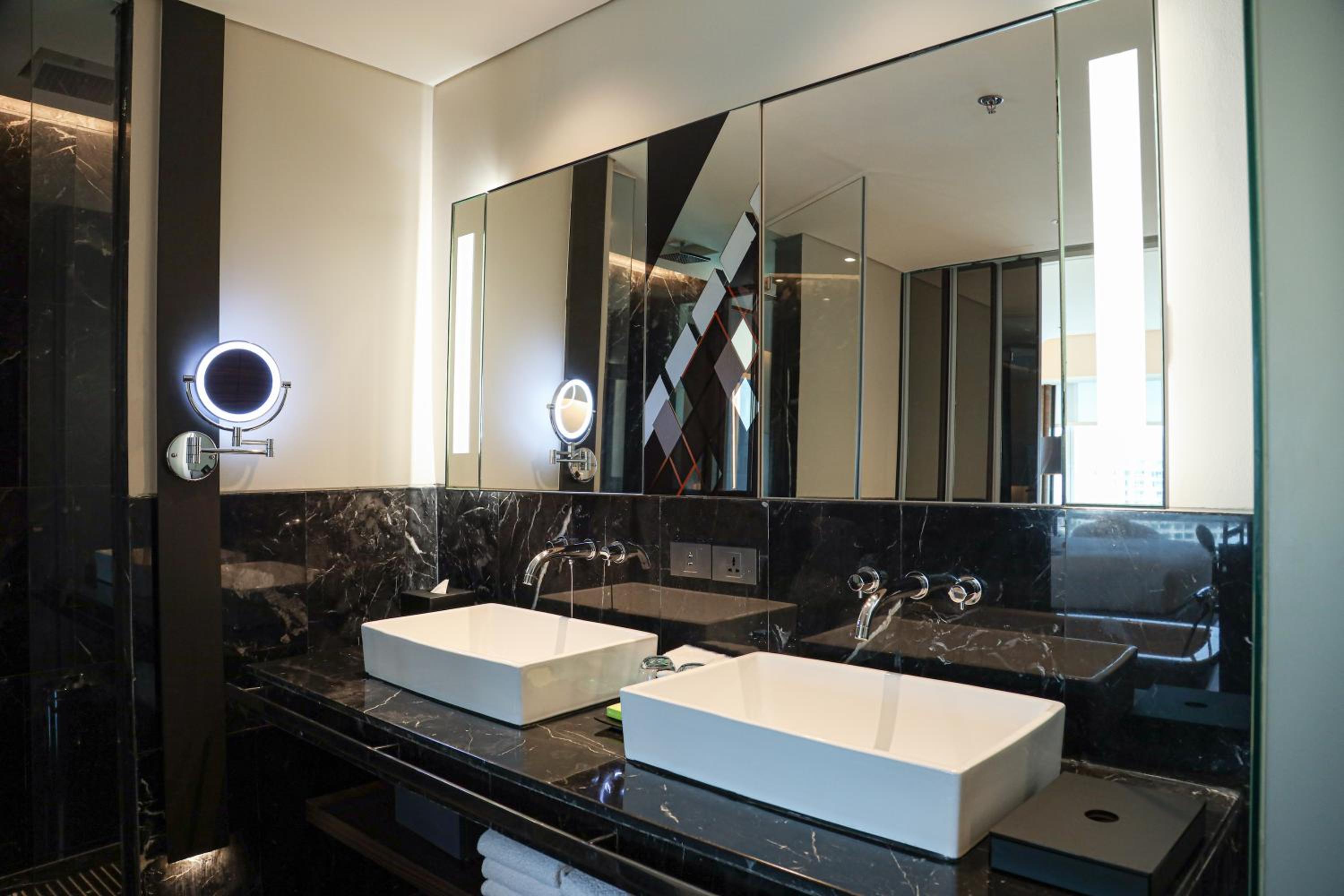 Suite, 1 King, Corner room