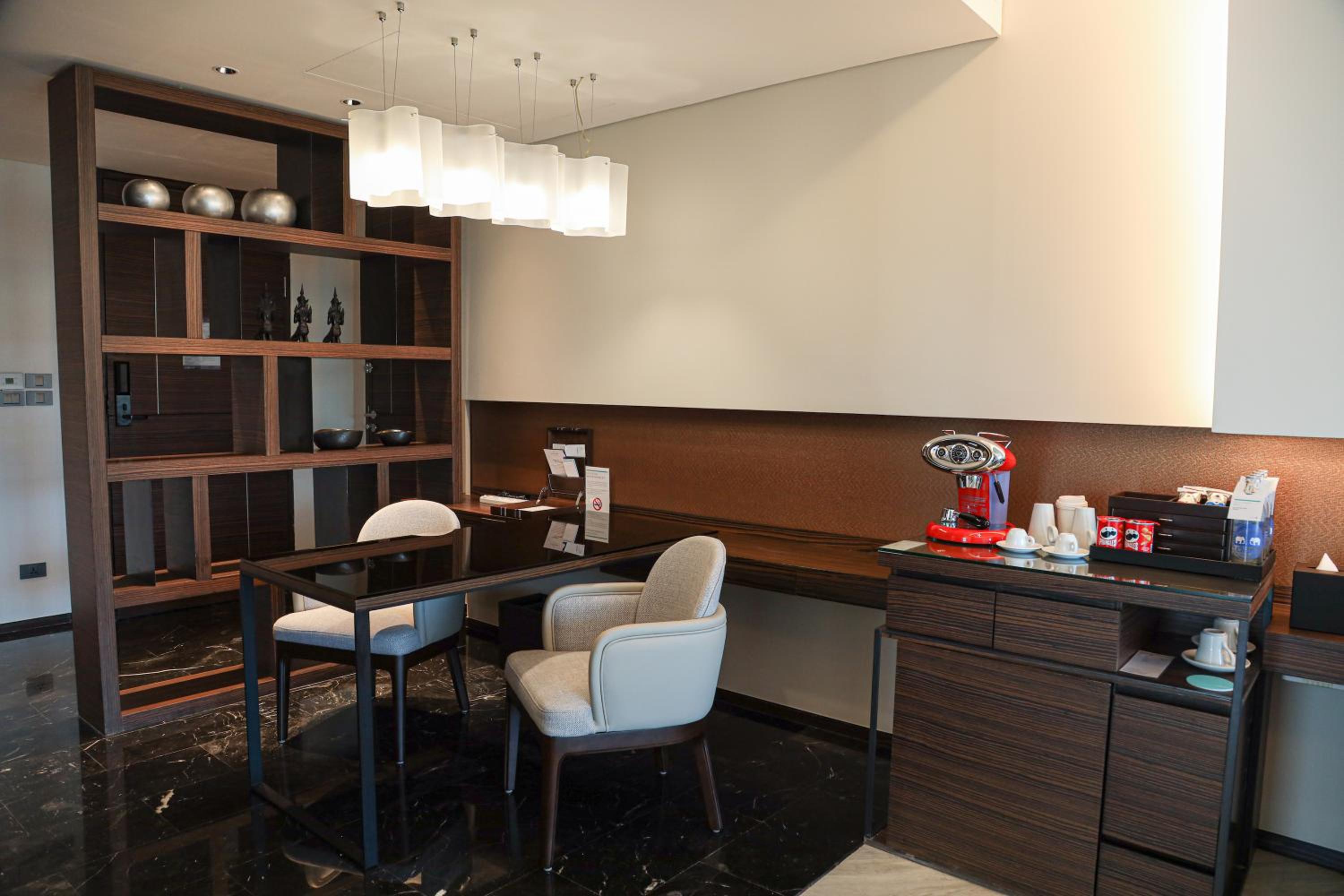 Suite, 1 King, Corner room thumbnail 5