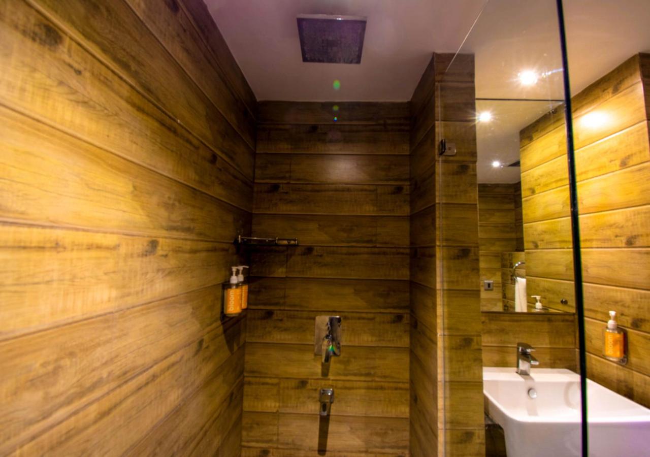 Standard King Room - Photo 8