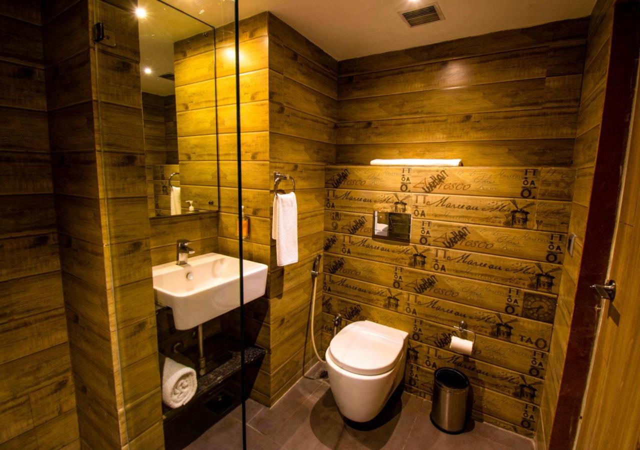 Standard King Room - Photo 7