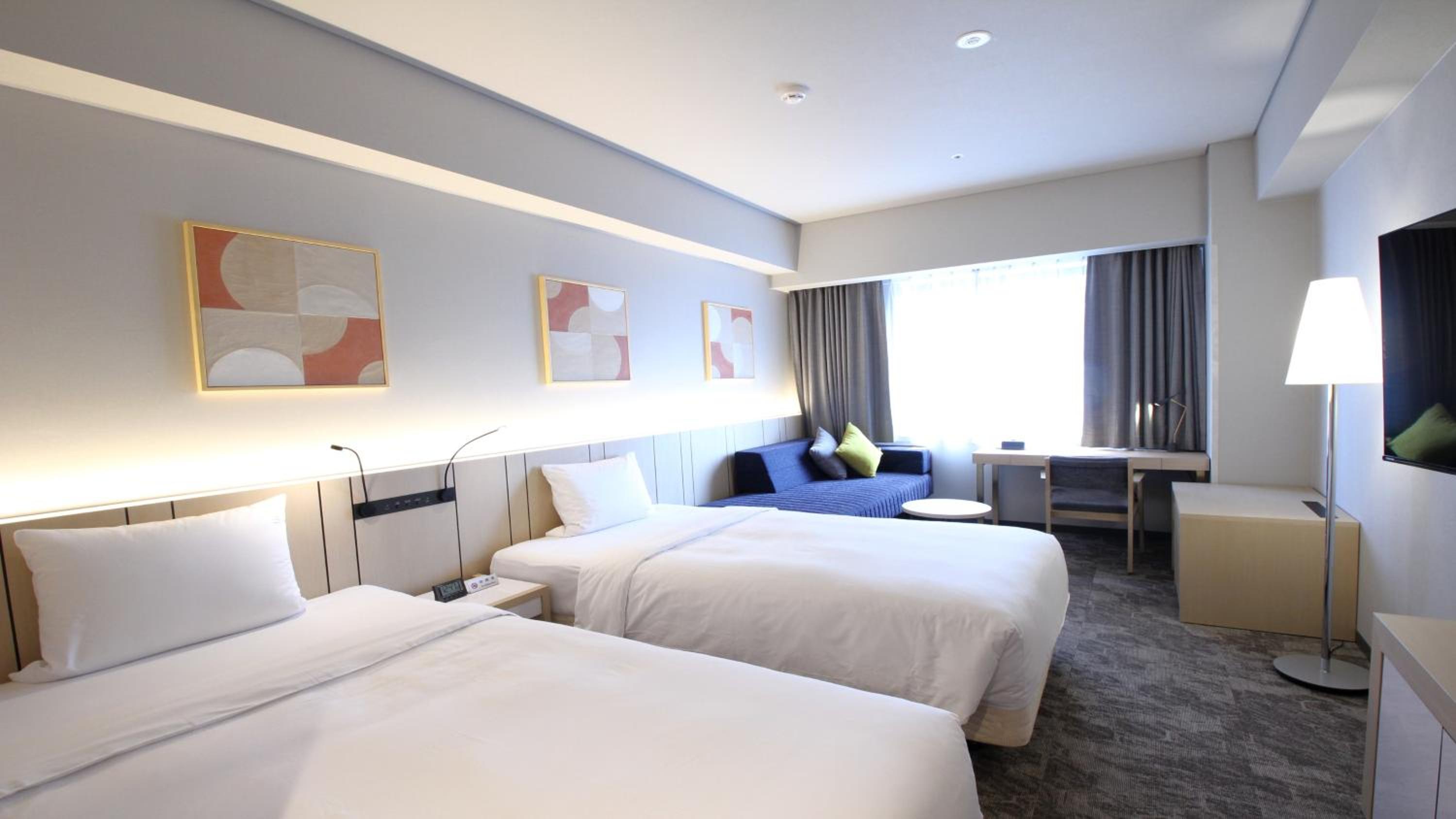 Premium Twin Room with Sofa Bed - Mid Floor/Non-Smoking - Photo 1