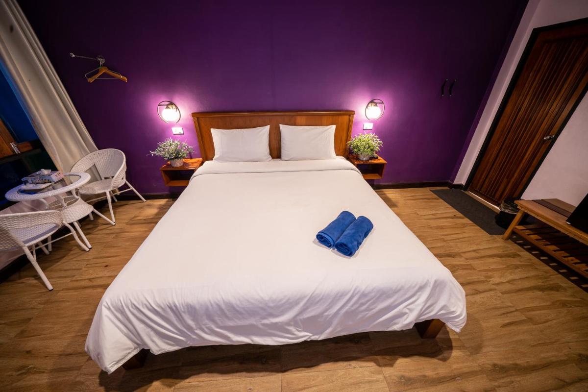 Deluxe King Room - Photo 2