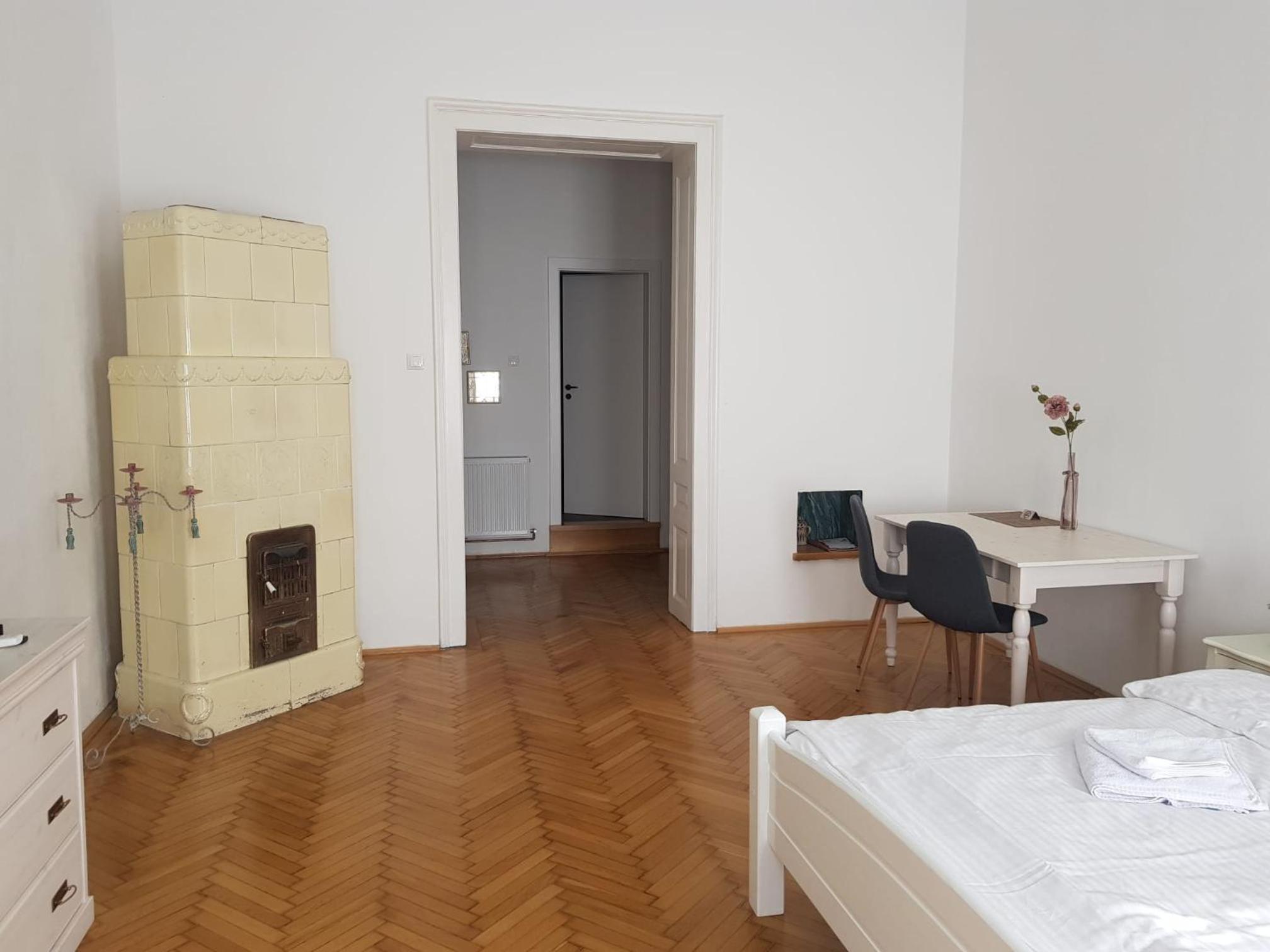 Deluxe King Room - Photo 8