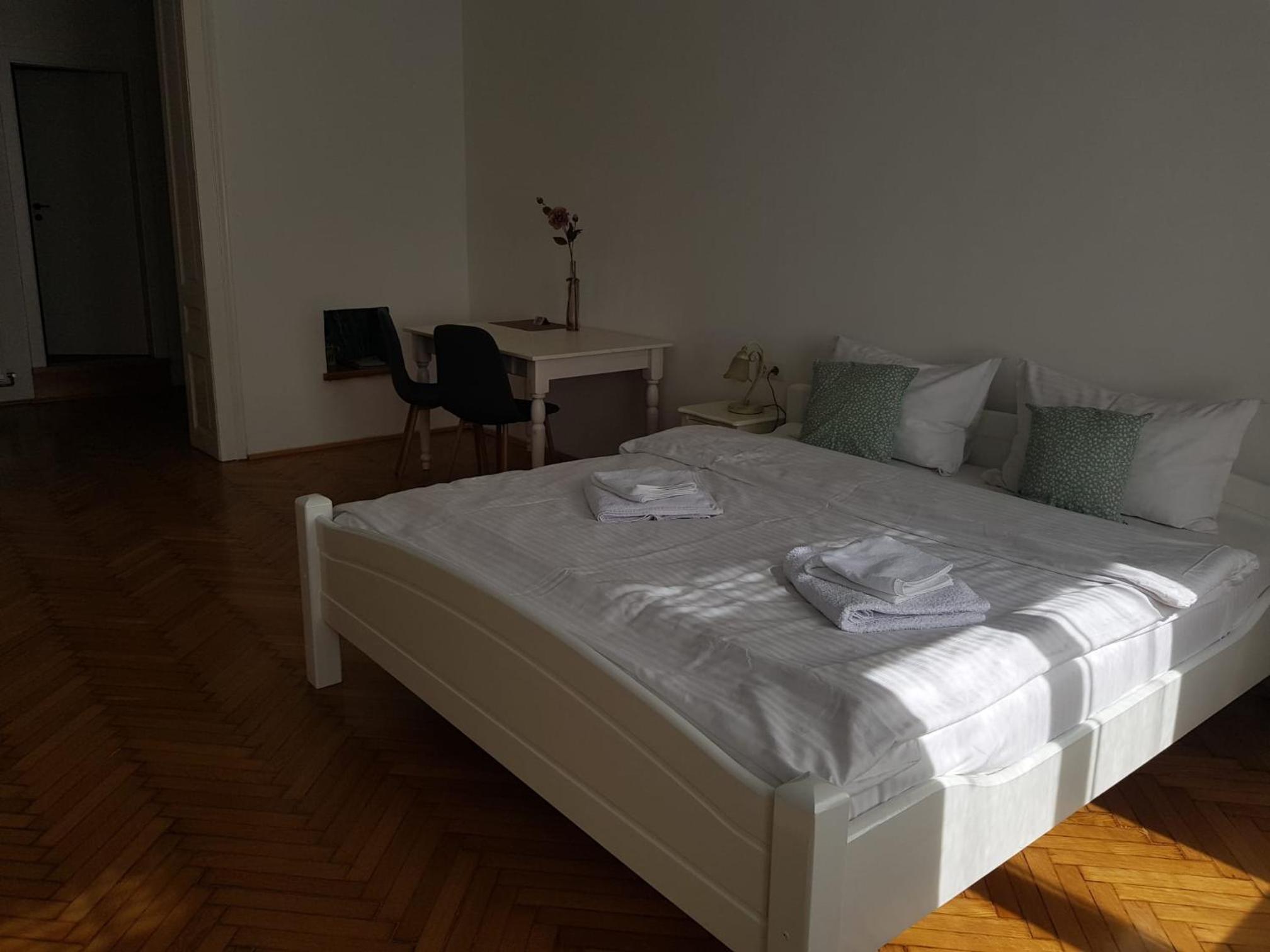 Deluxe King Room - Photo 4