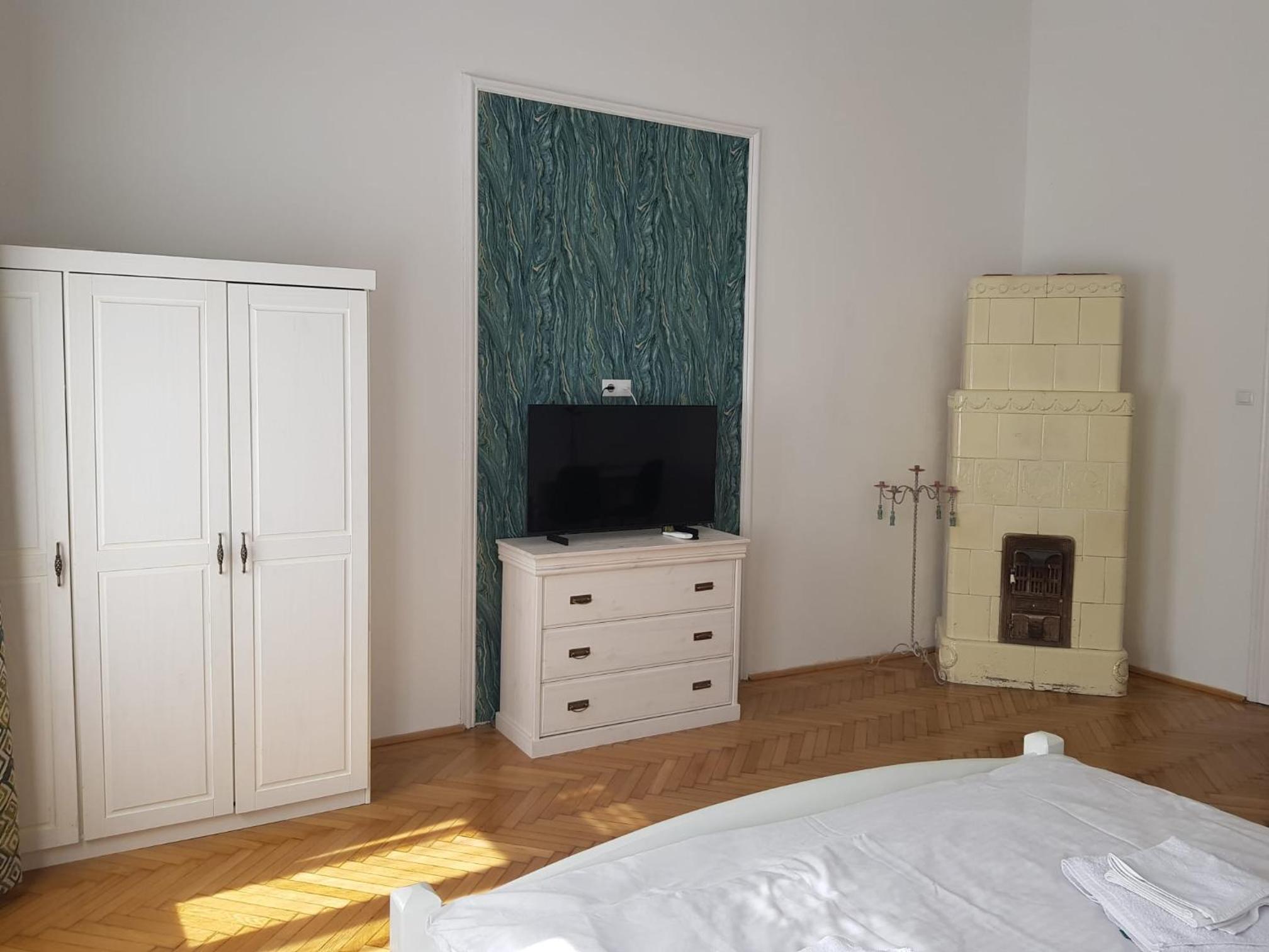 Deluxe King Room - Photo 9