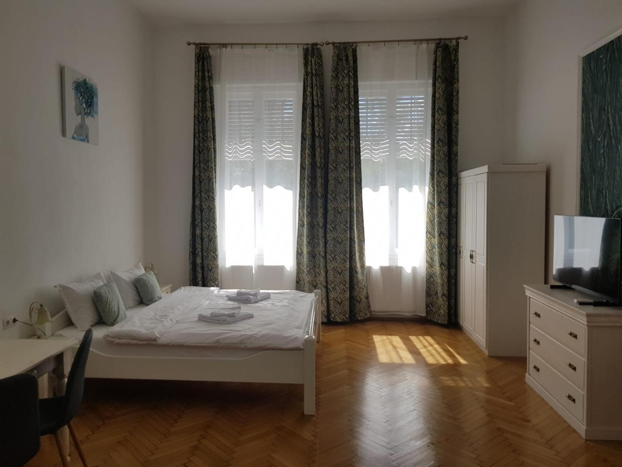 Deluxe King Room - Photo 17