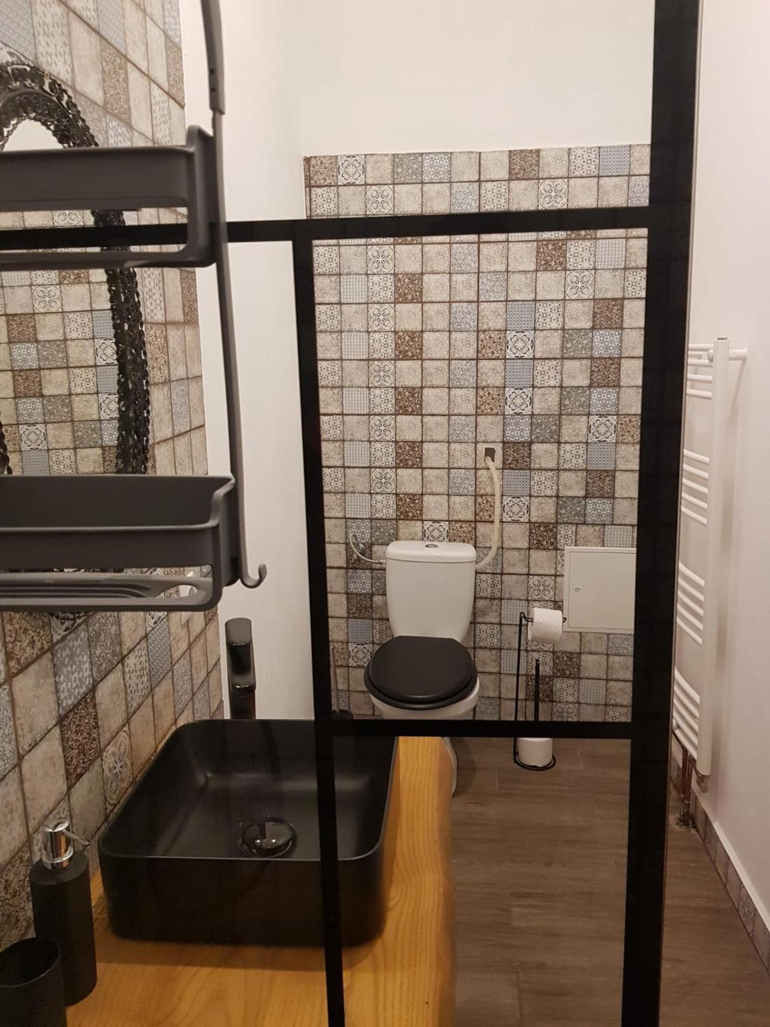 Deluxe King Room - Photo 21
