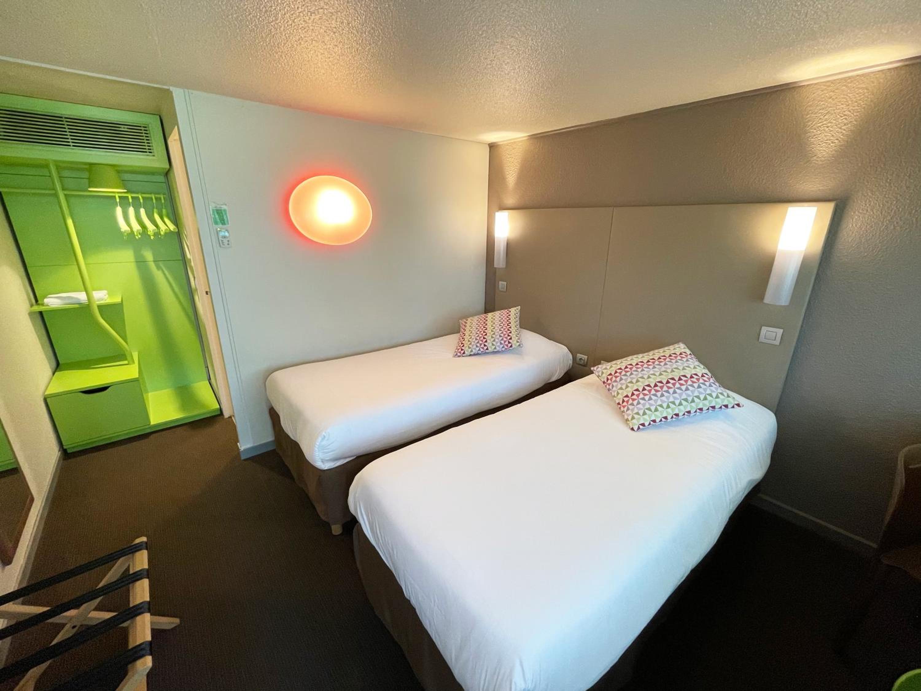 Standard Twin Room - Photo 1