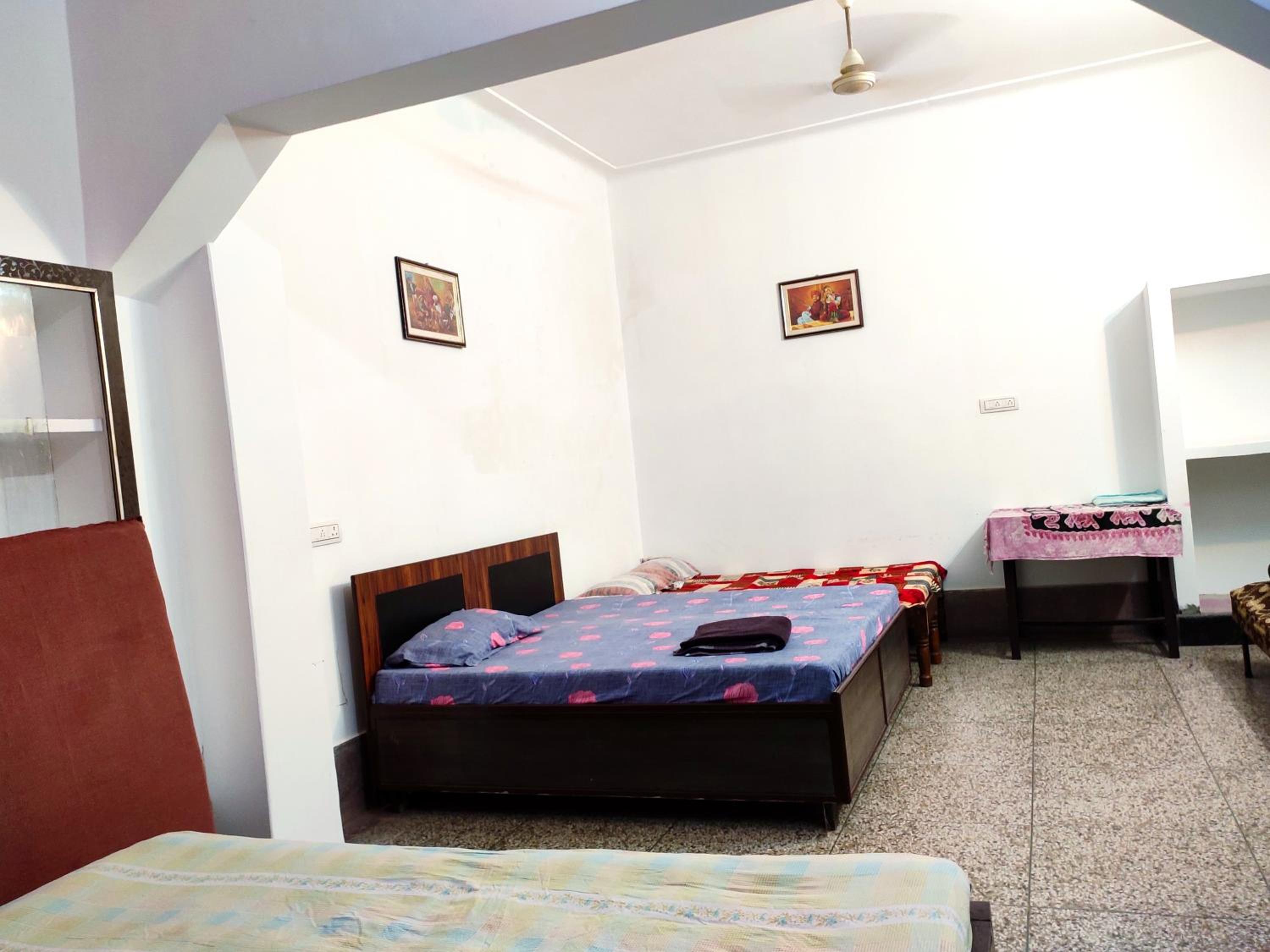 Budget Double Room with Fan - Photo 1