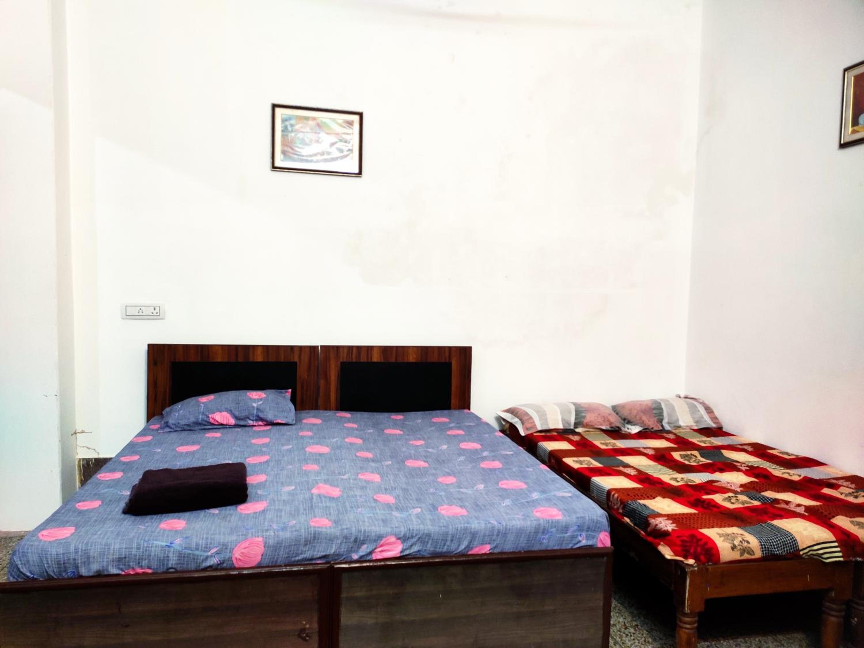 Budget Double Room with Fan - Photo 4