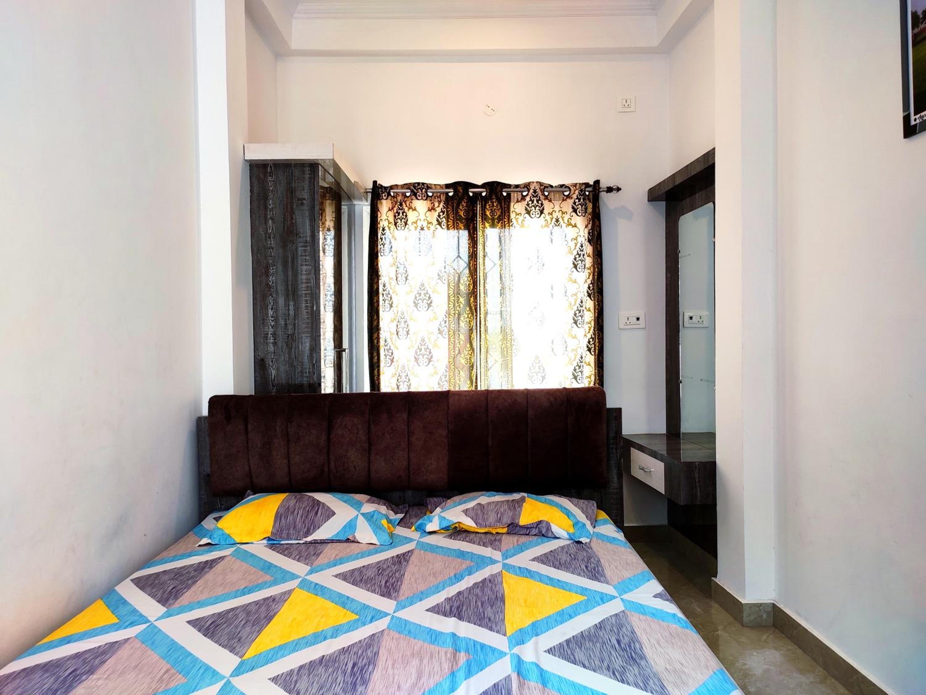 Budget Double Room with Fan - Photo 3