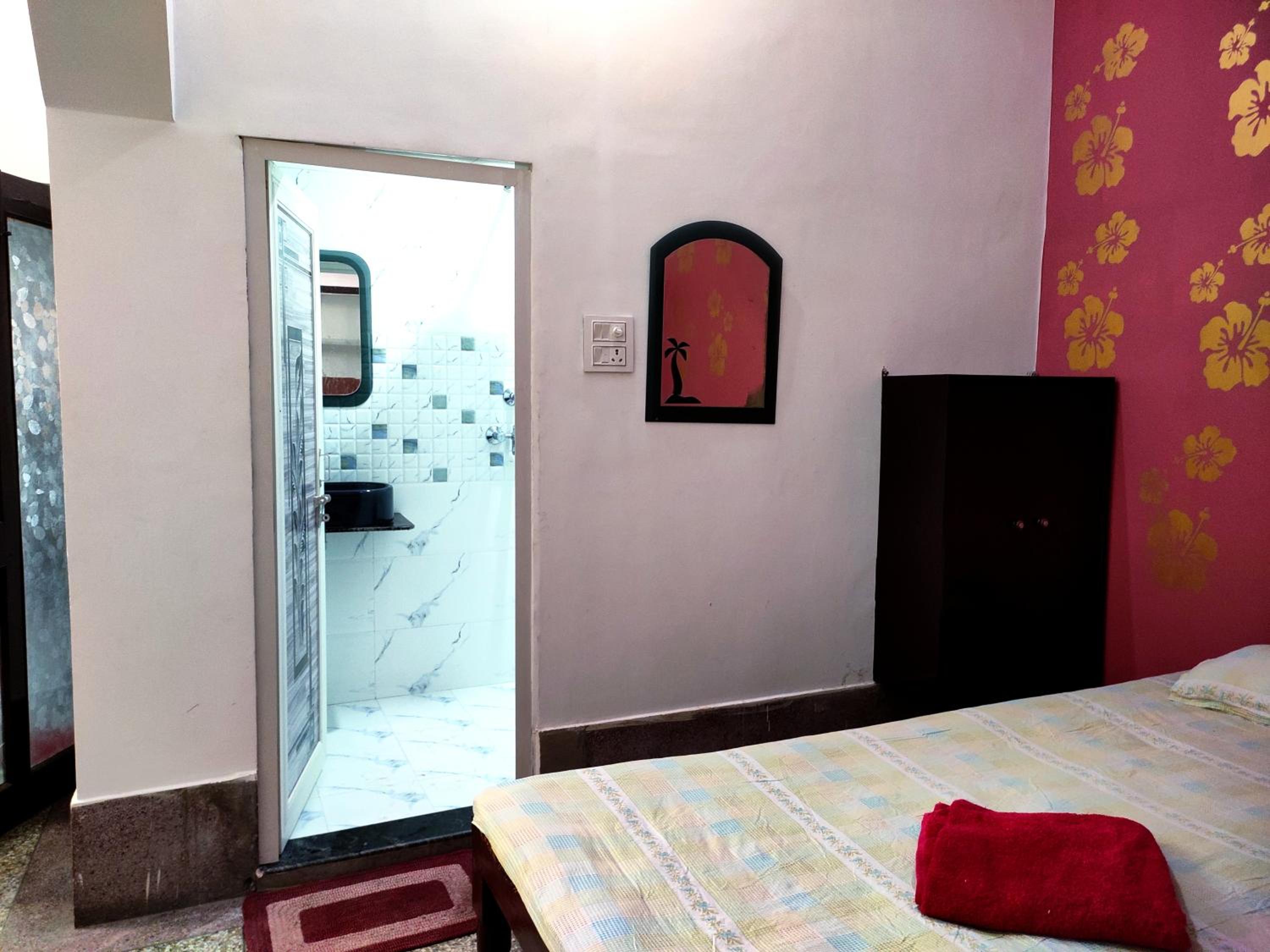 Budget Double Room with Fan - Photo 2