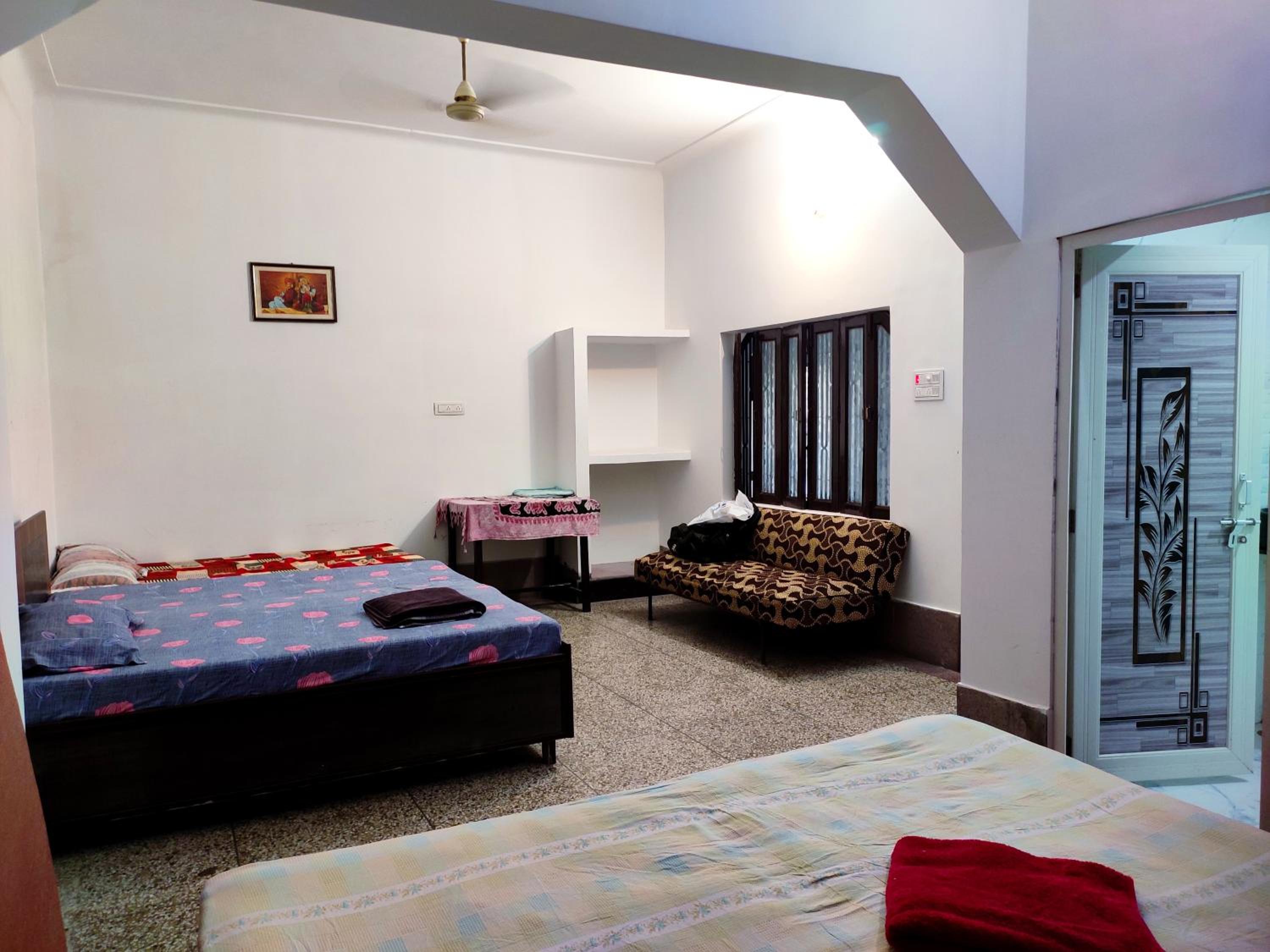 Budget Double Room with Fan - Photo 8