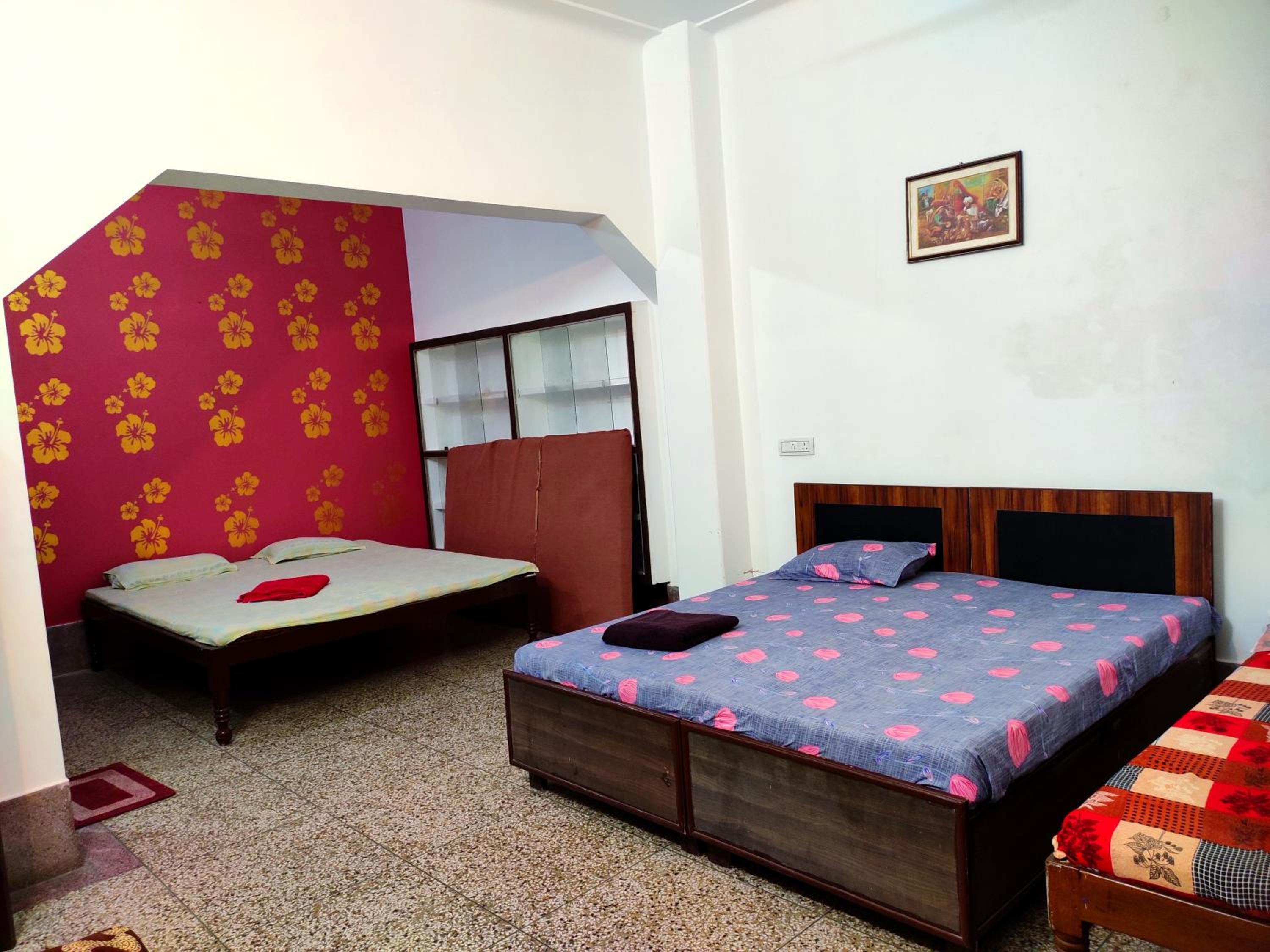 Budget Double Room with Fan - Photo 5