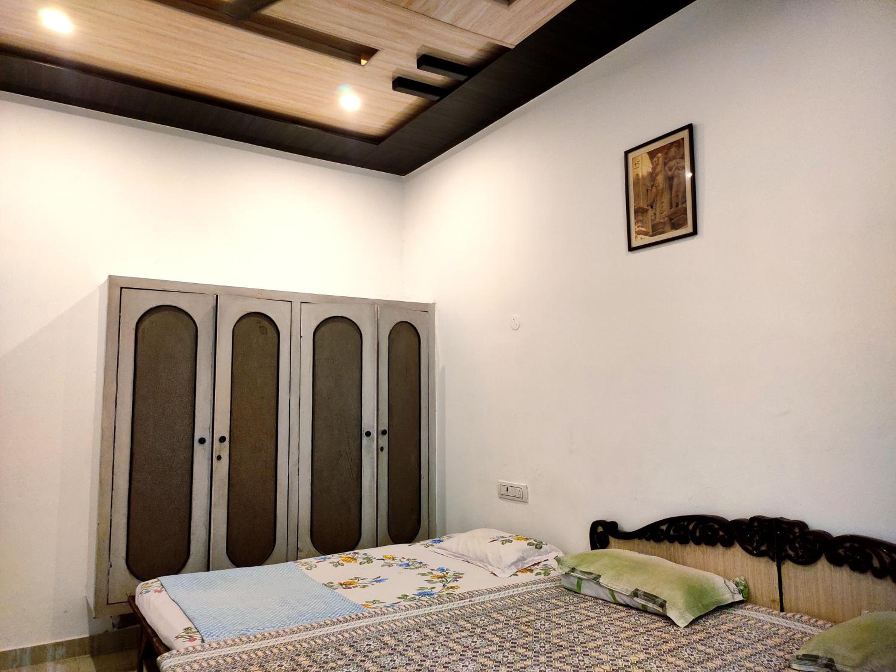 Budget Double Room with Fan - Photo 6