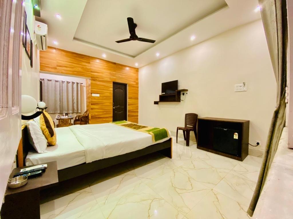 King Room with Balcony photo 1