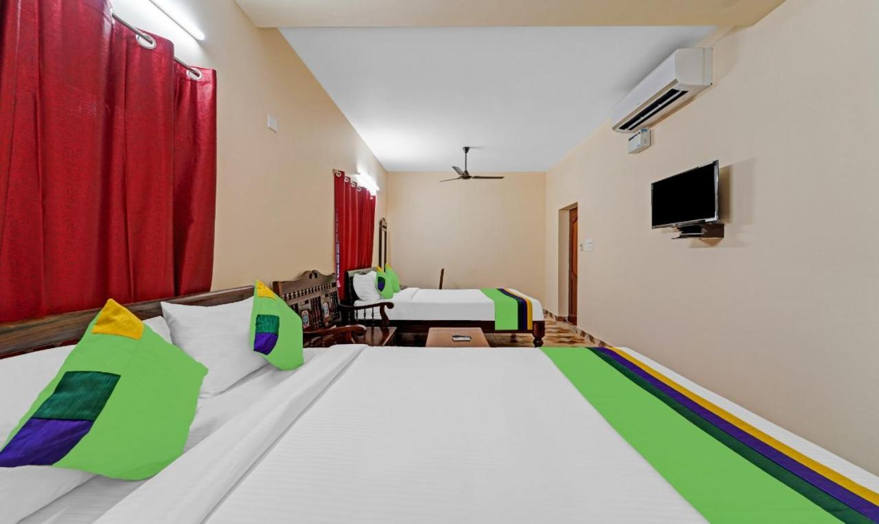 Deluxe Queen Room with Two Queen Beds photo 3