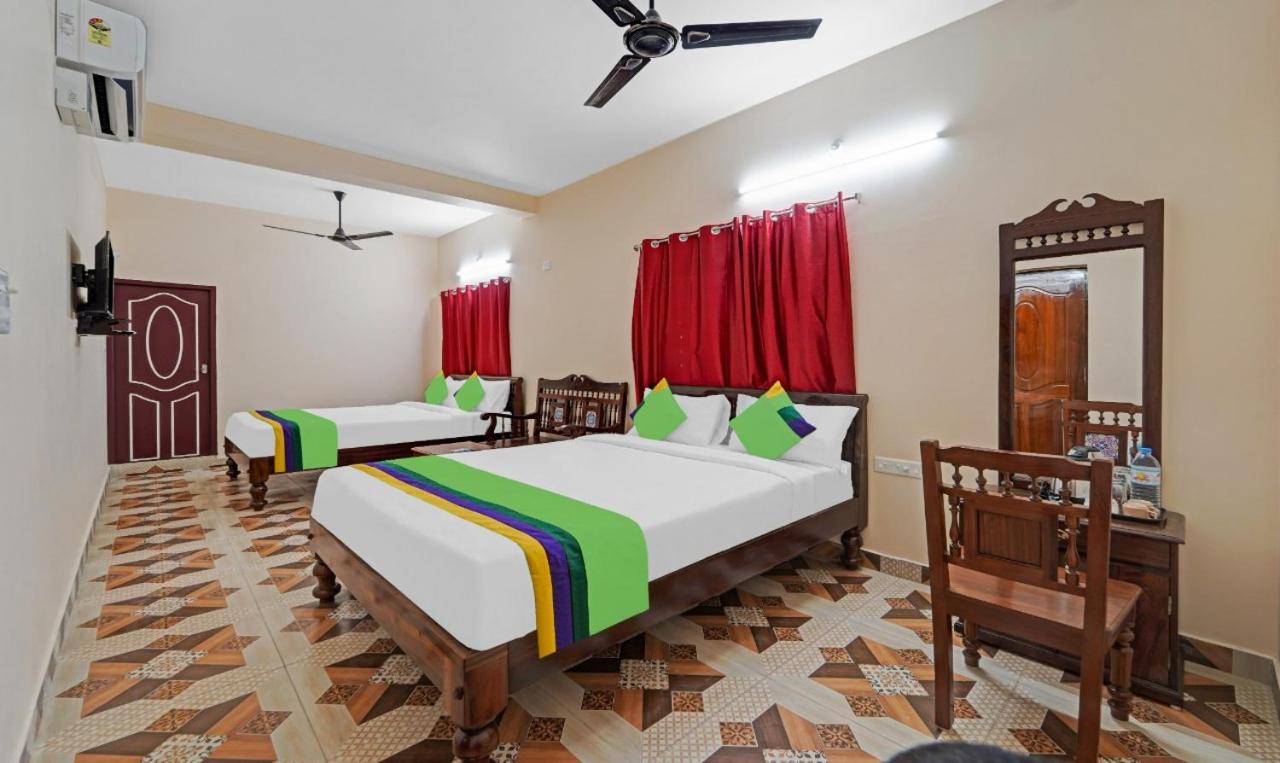 Deluxe Queen Room with Two Queen Beds photo 2