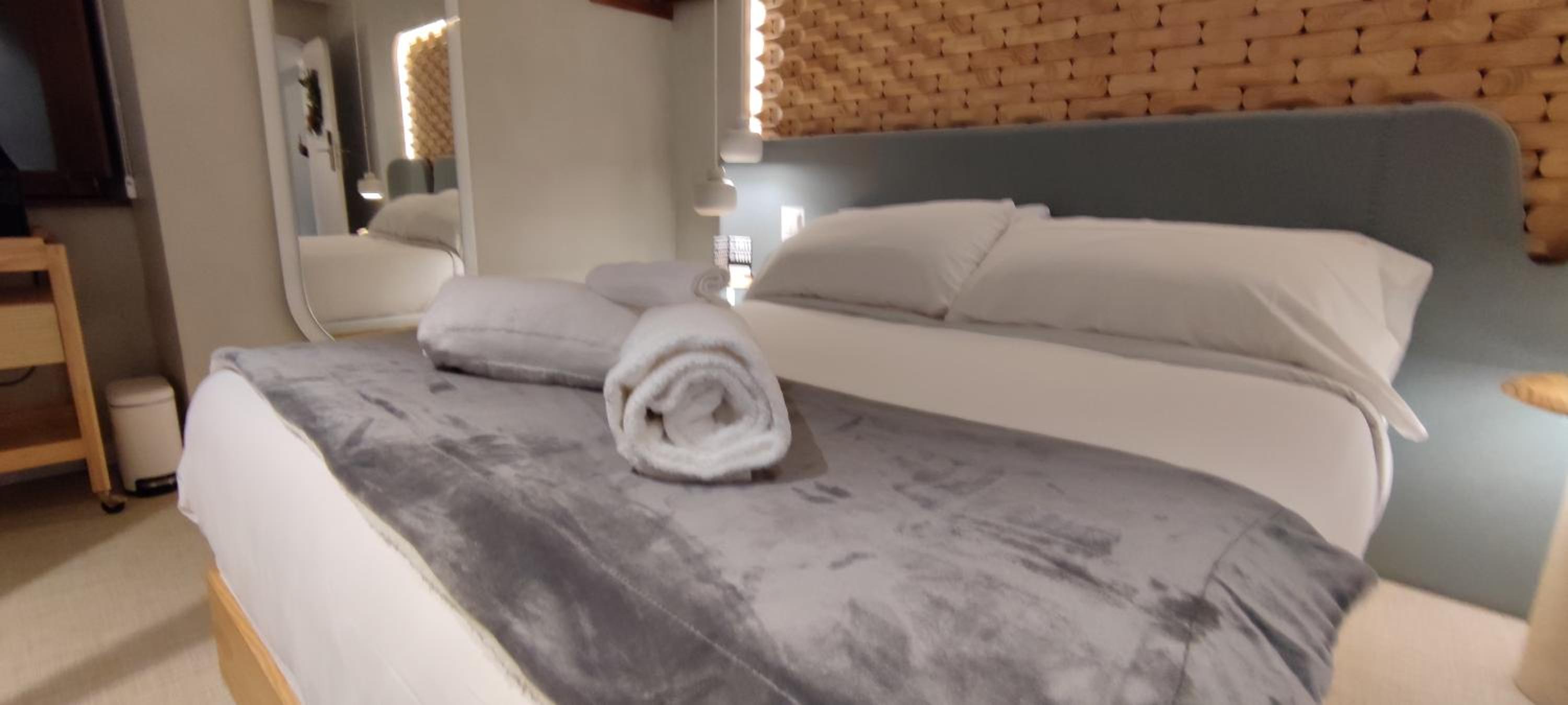 Deluxe Double Room - Photo 13