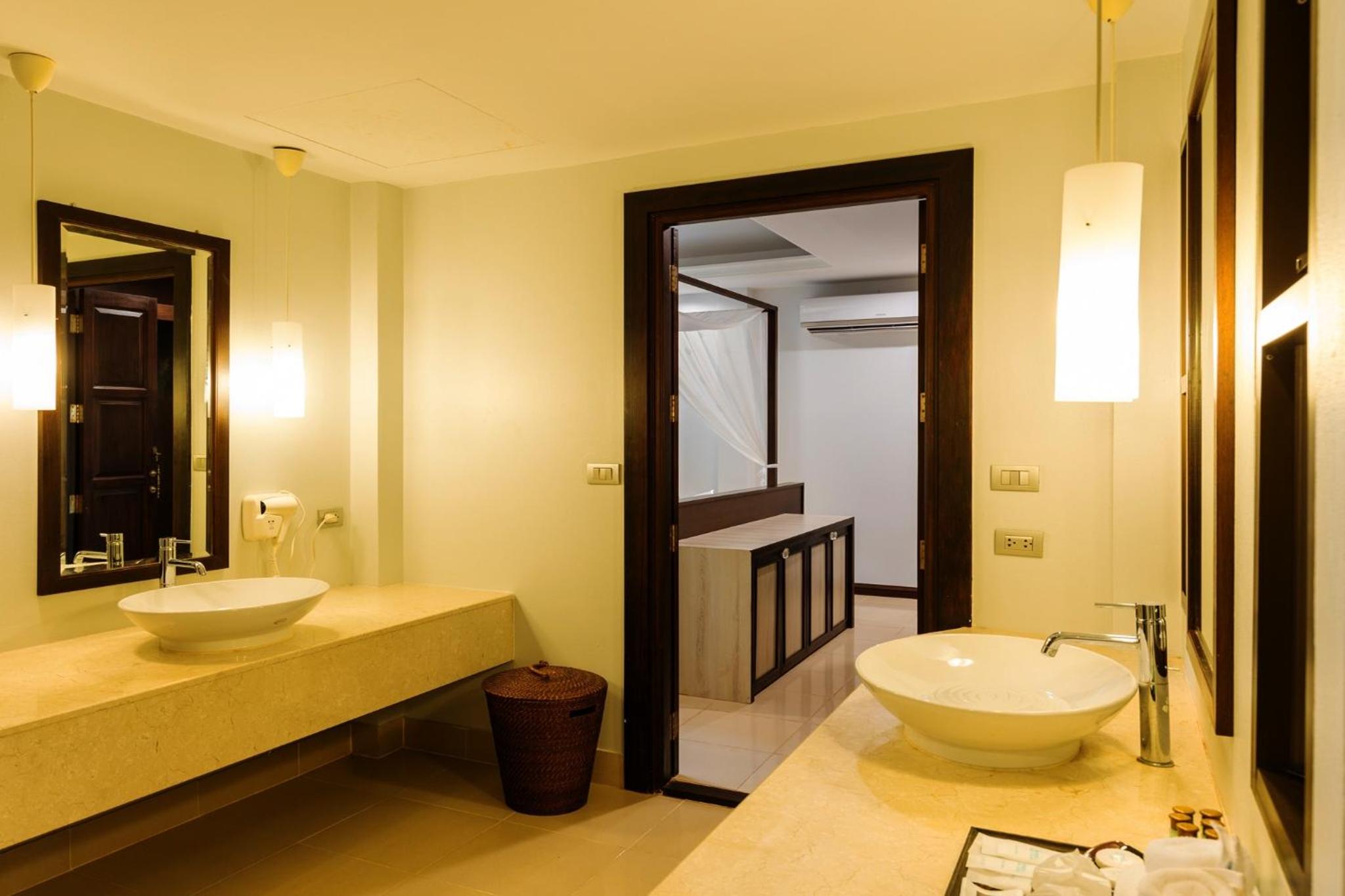 One Bedroom Jacuzzi Villa - Photo 4