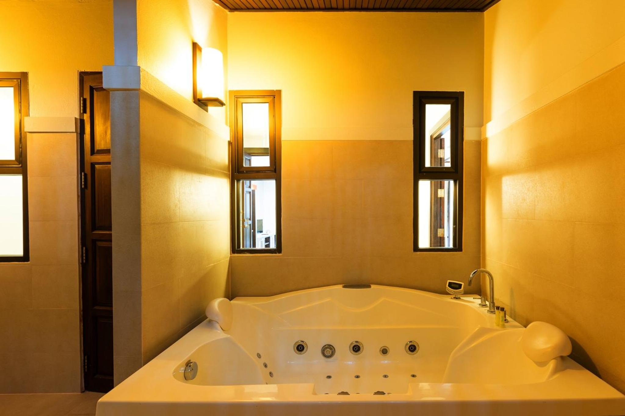 One Bedroom Jacuzzi Villa - Photo 3