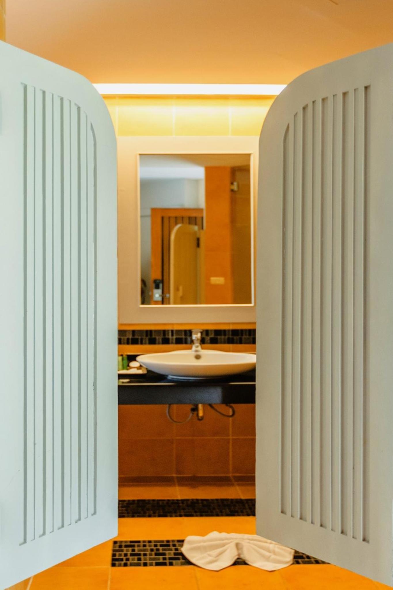 Deluxe Double or Twin Room with Pool Access - Photo 8