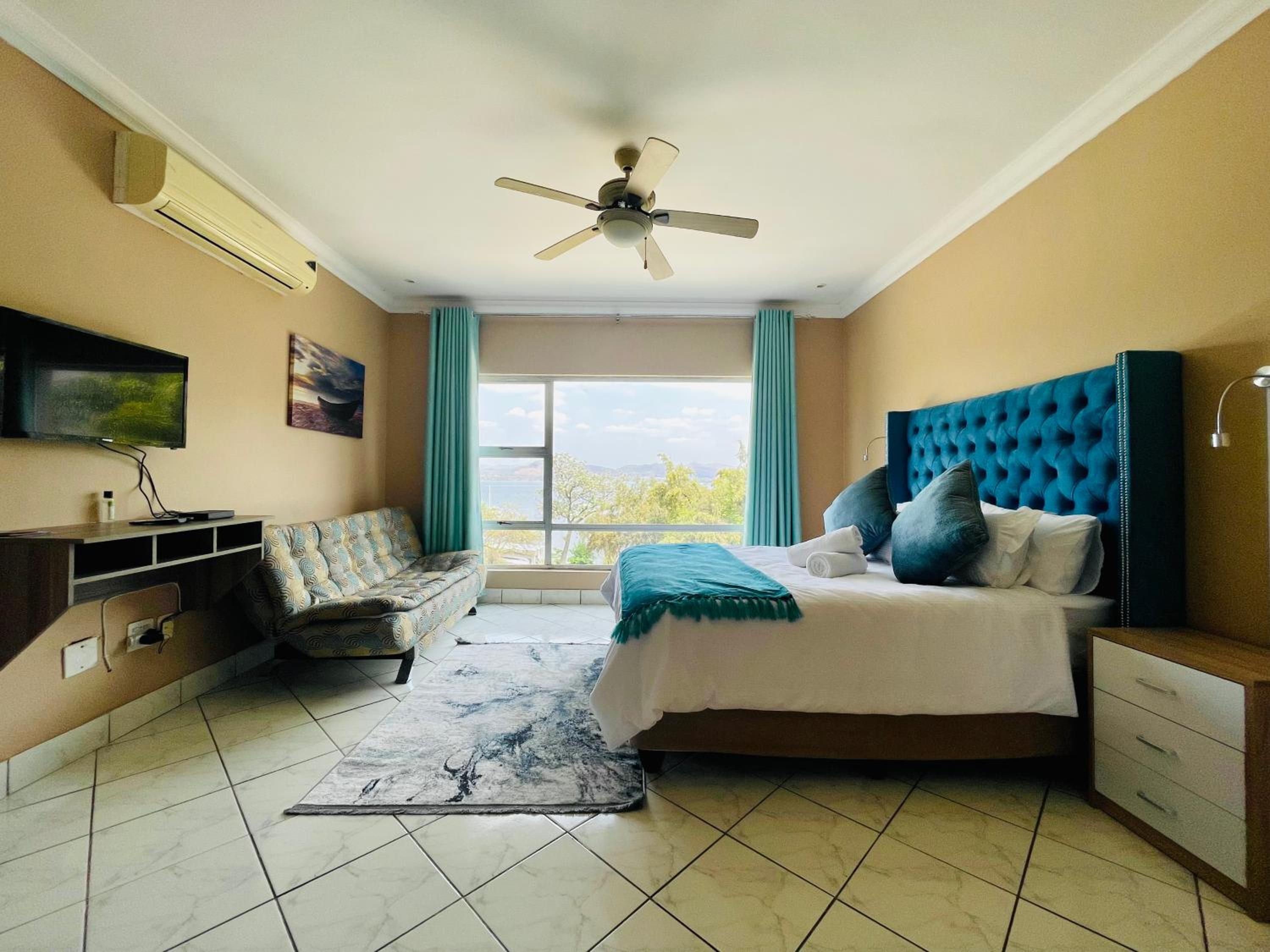 King Room with Lake View - Photo 4