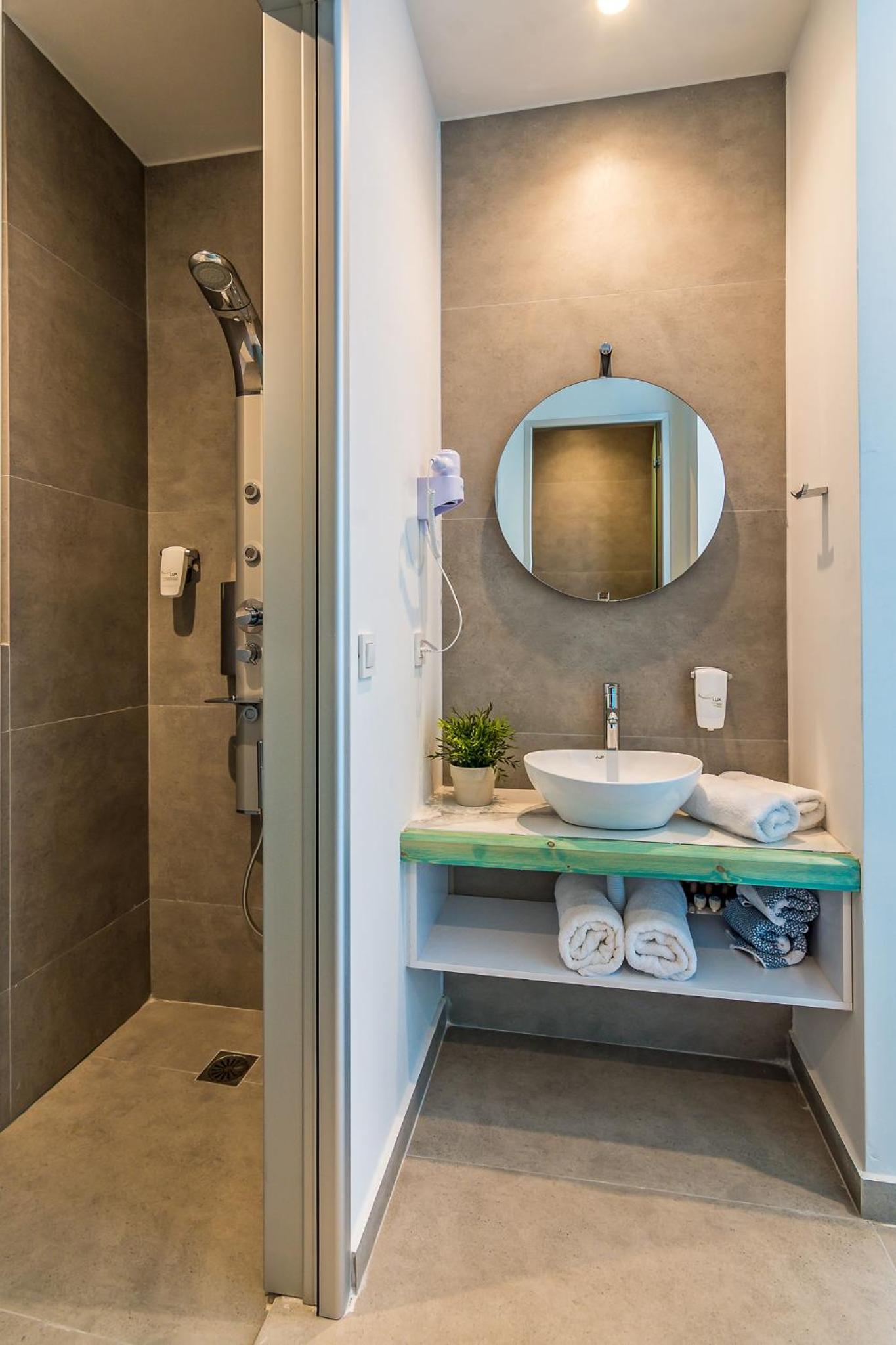 Double or Twin Room with Sea View - Photo 10