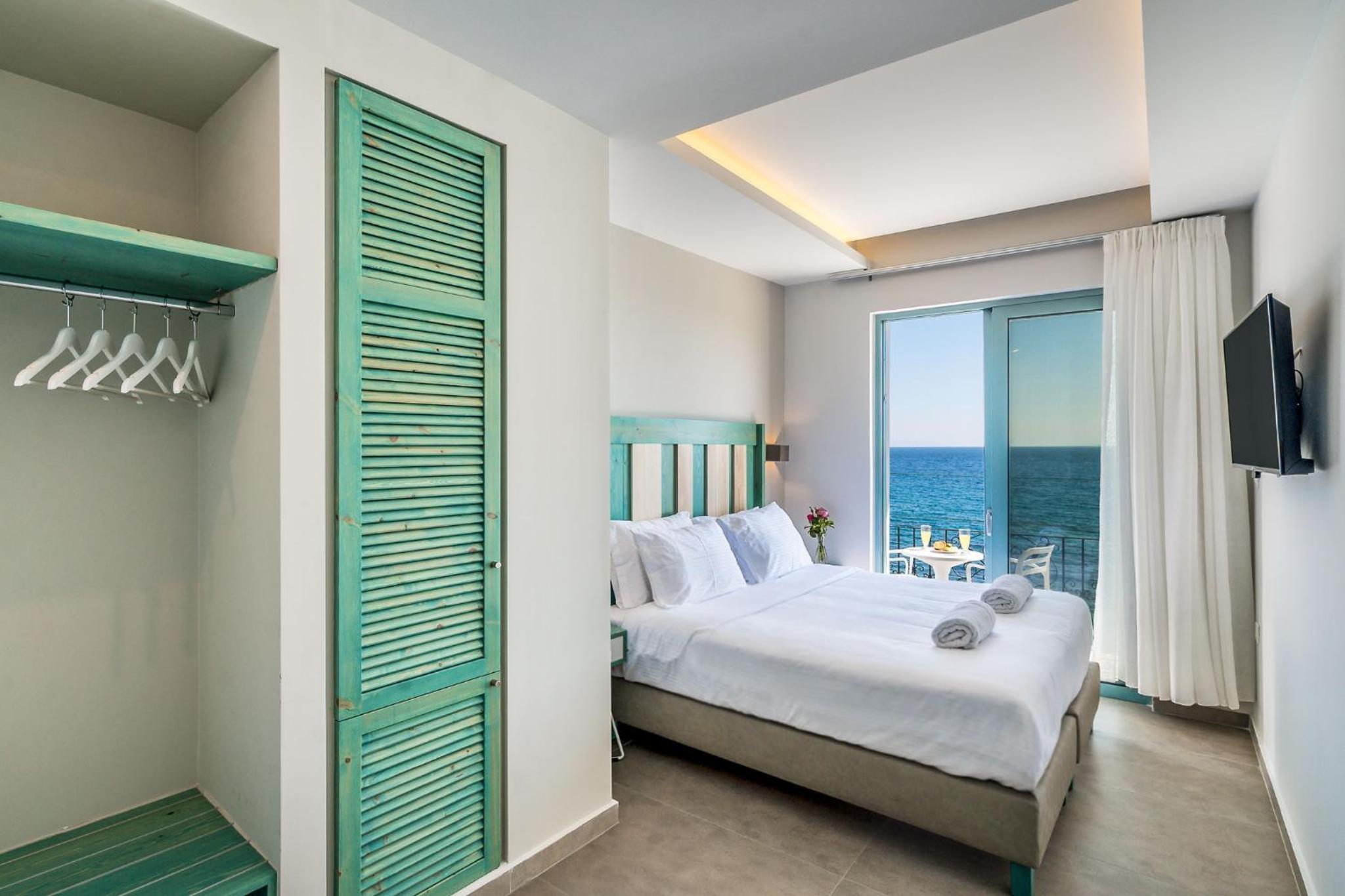 Double or Twin Room with Sea View - Photo 8