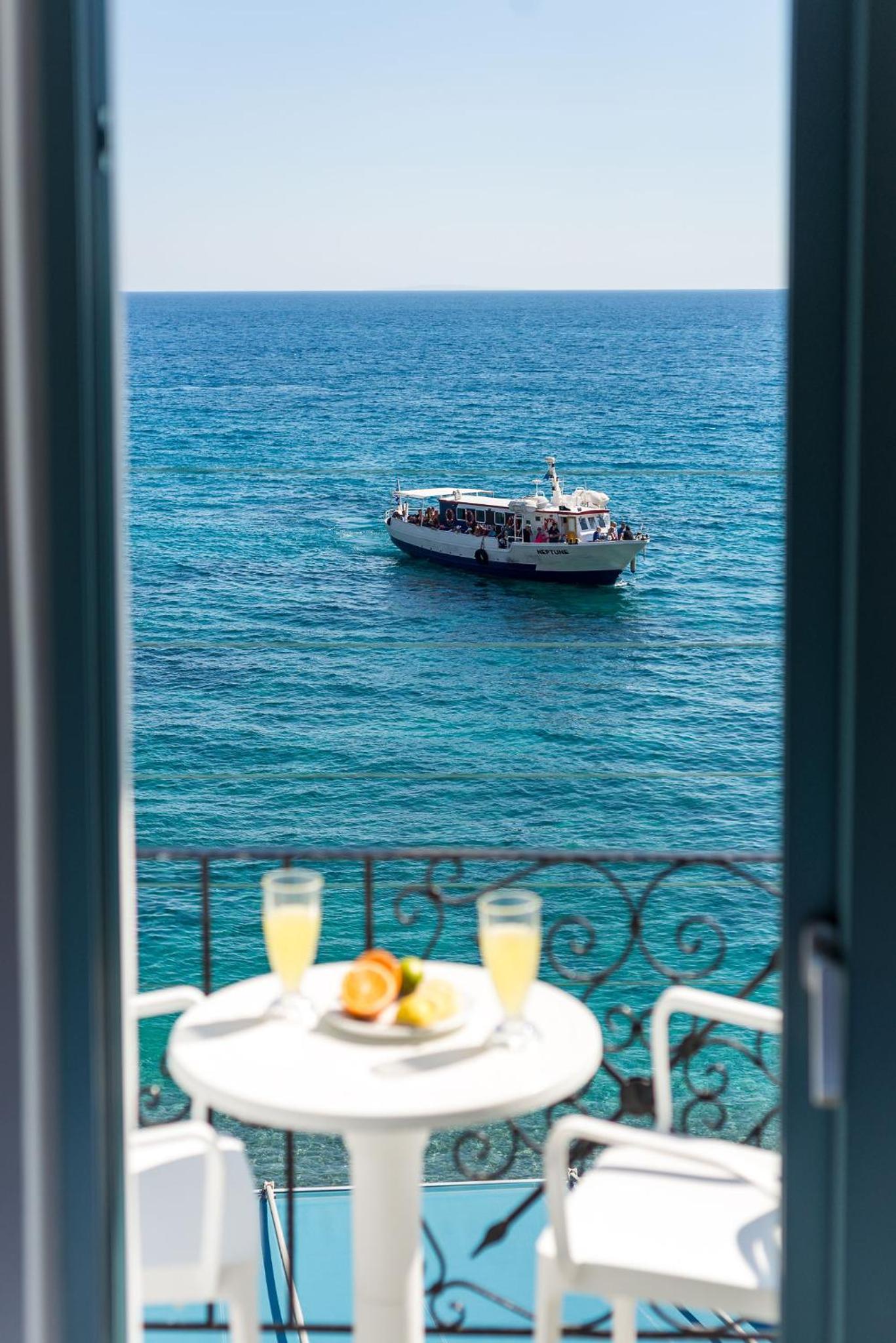 Double or Twin Room with Sea View - Photo 12