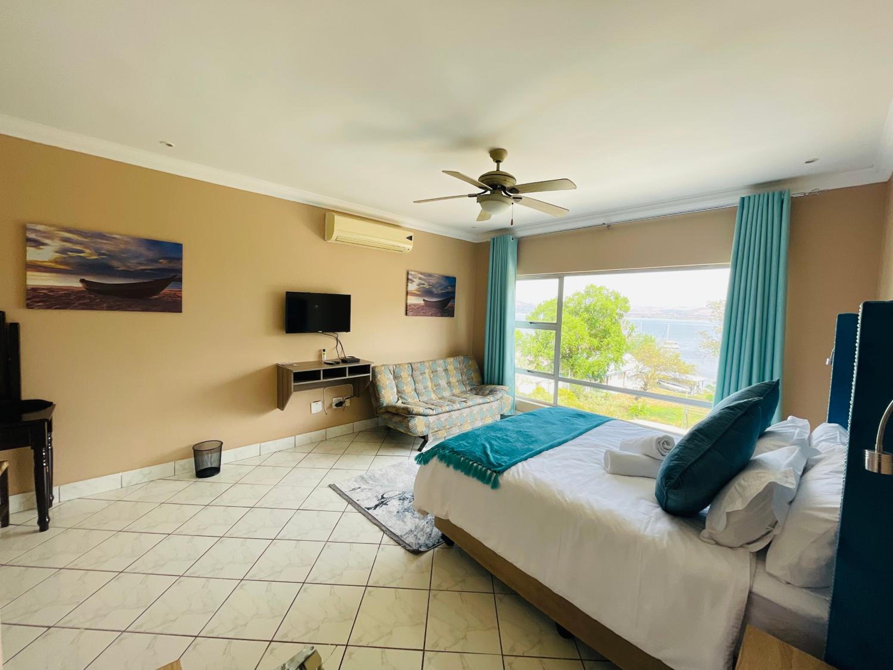 King Room with Lake View - Photo 3