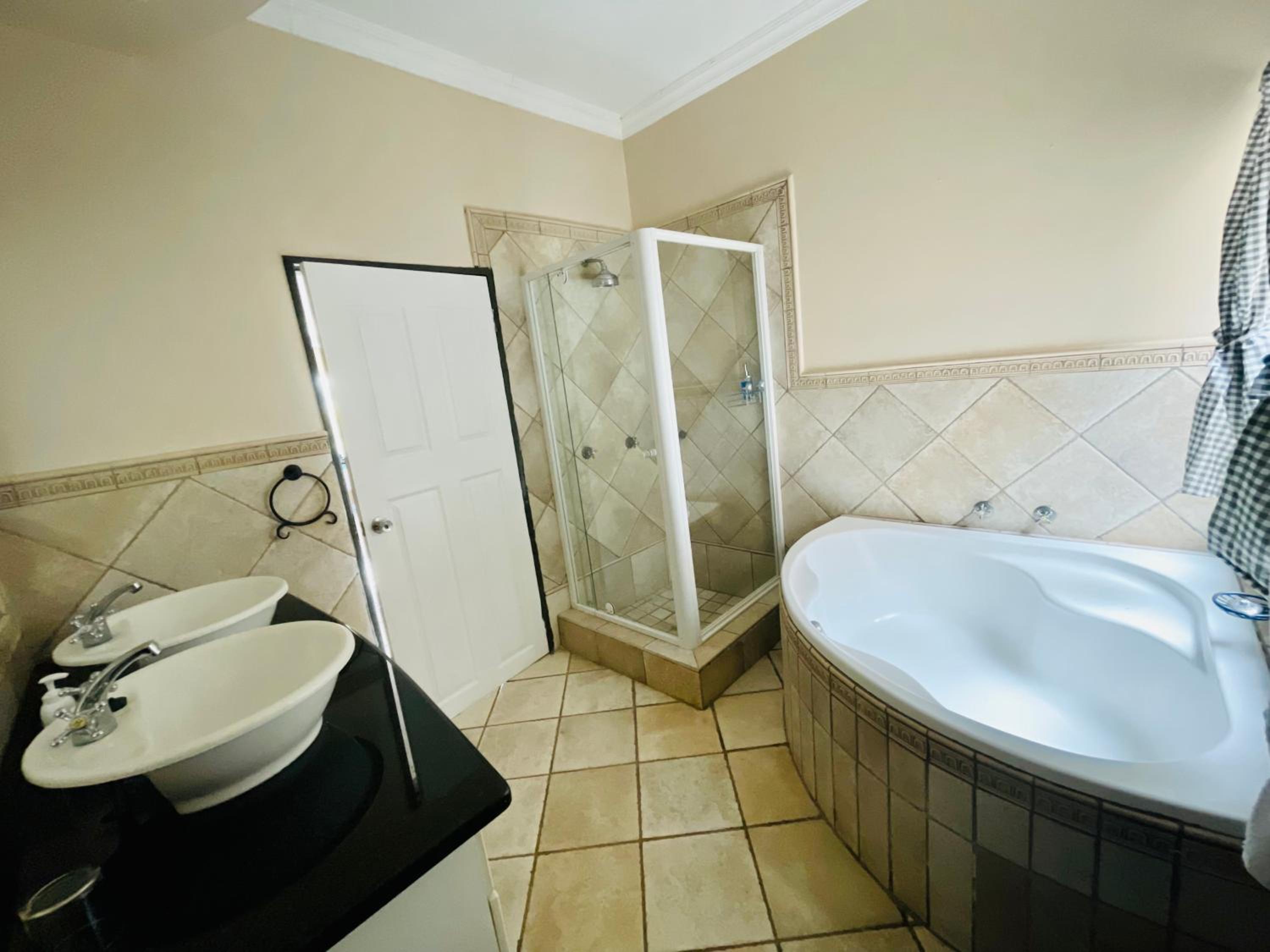 King Room with Lake View - Photo 8